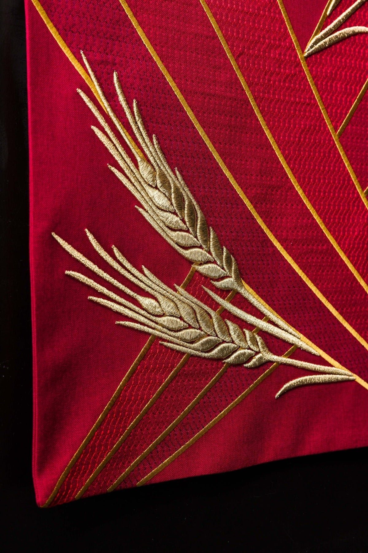 Rotes Lektorpulttuch, Detail der gekreuzten goldenen Ährenstickerei