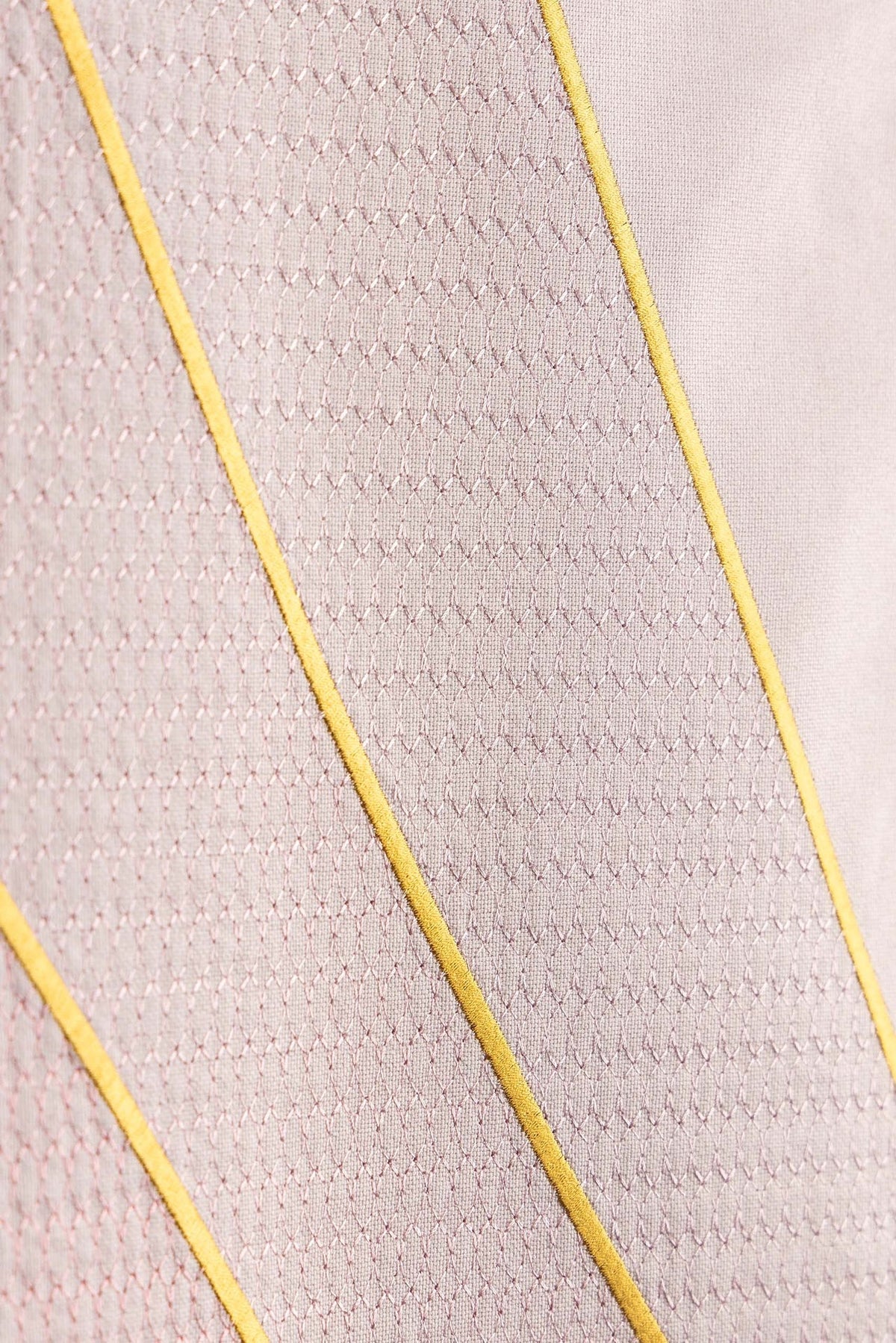 Rosa Antependium, Detail der rosa Rautenmusterung mit goldenen Linien