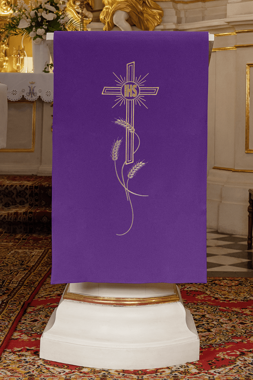 Lila bestickte Rednerpult-Serviette mit Kreuz und IHS-Motiv - MESSGEWANDER.DE