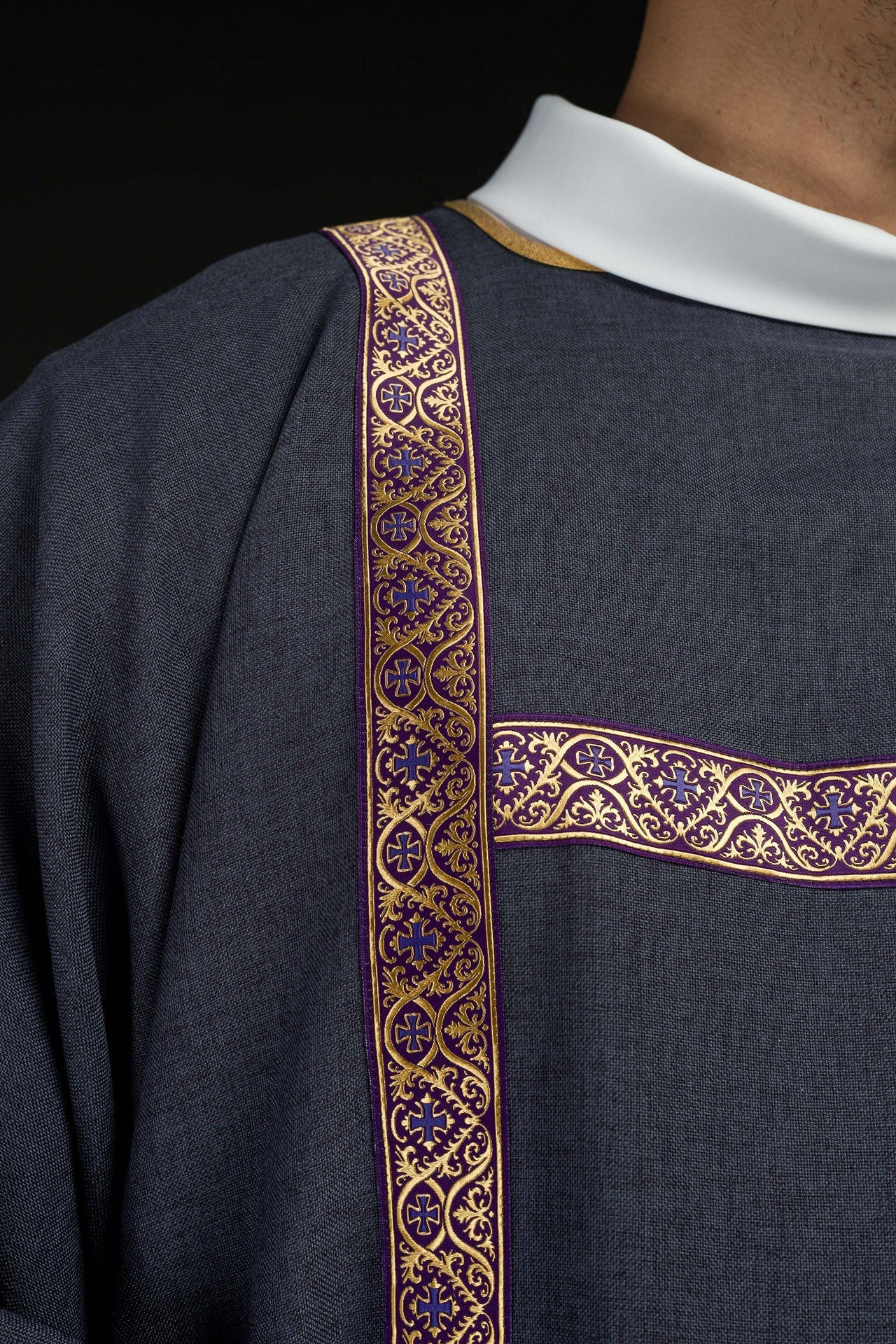 Lila Dalmatika verziert mit goldenen Jacquardbändern - MESSGEWANDER.DE
