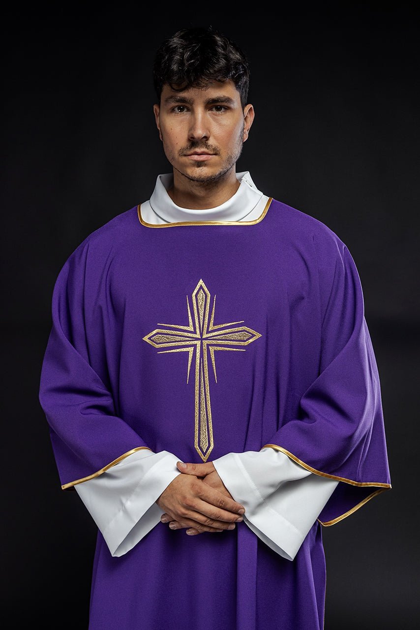 Lila Dalmatiner mit gesticktem Goldkreuz - MESSGEWANDER.DE