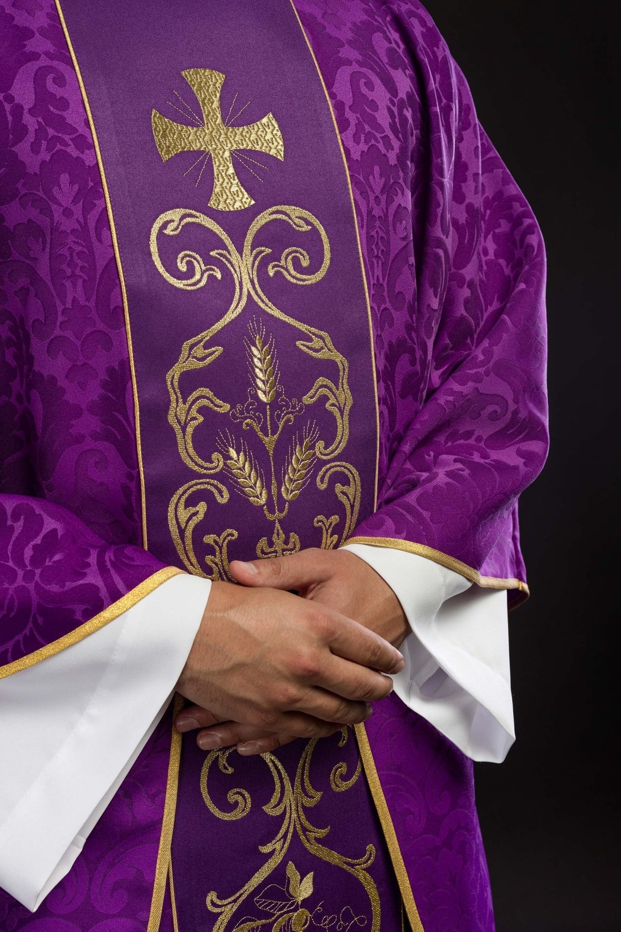 Lila liturgisches Messgewand mit gesticktem Gürtel - MESSGEWANDER.DE