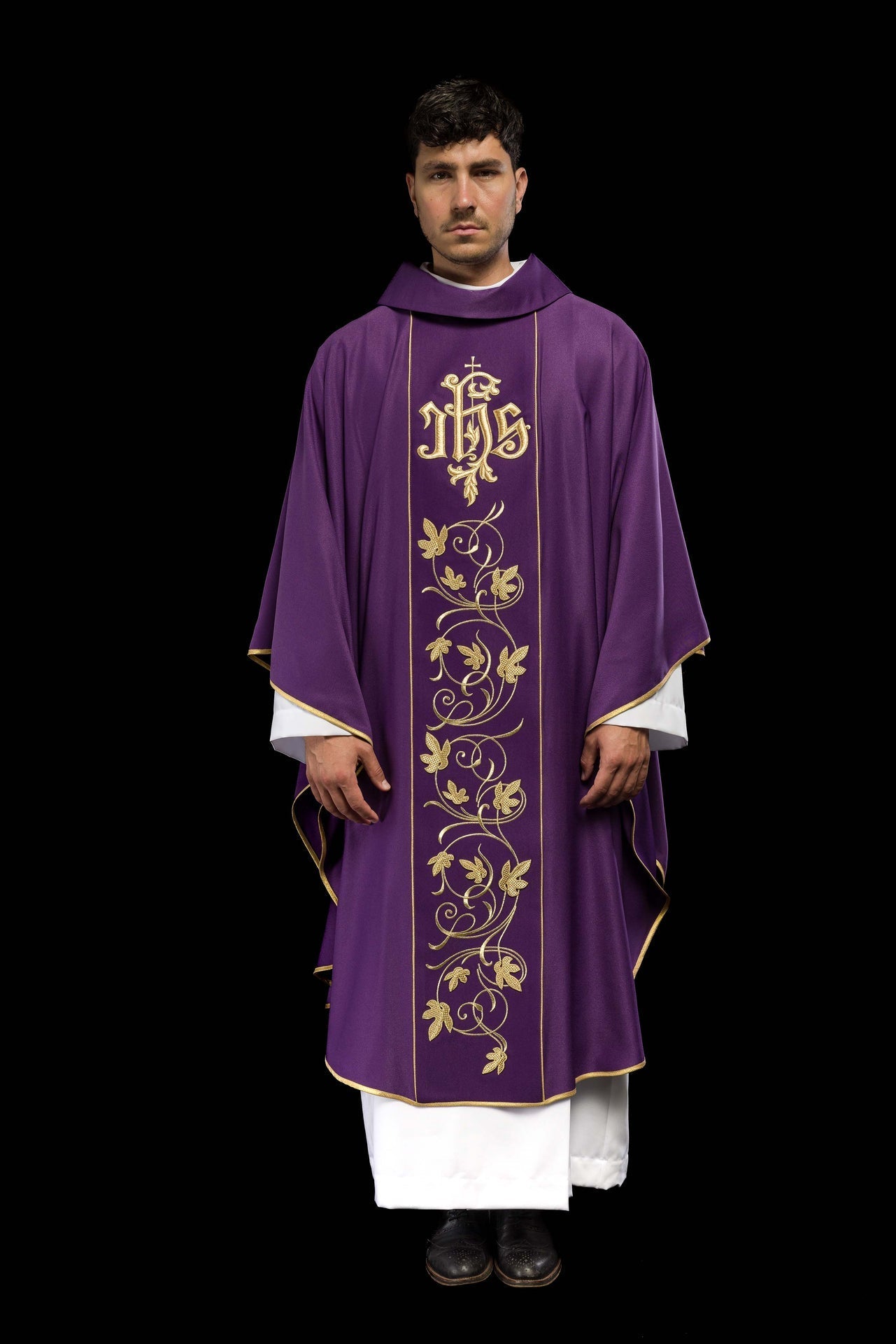 Lila liturgisches Messgewand mit reich verziertem Gürtel mit Blumenmotiv und IHS - MESSGEWANDER.DE
