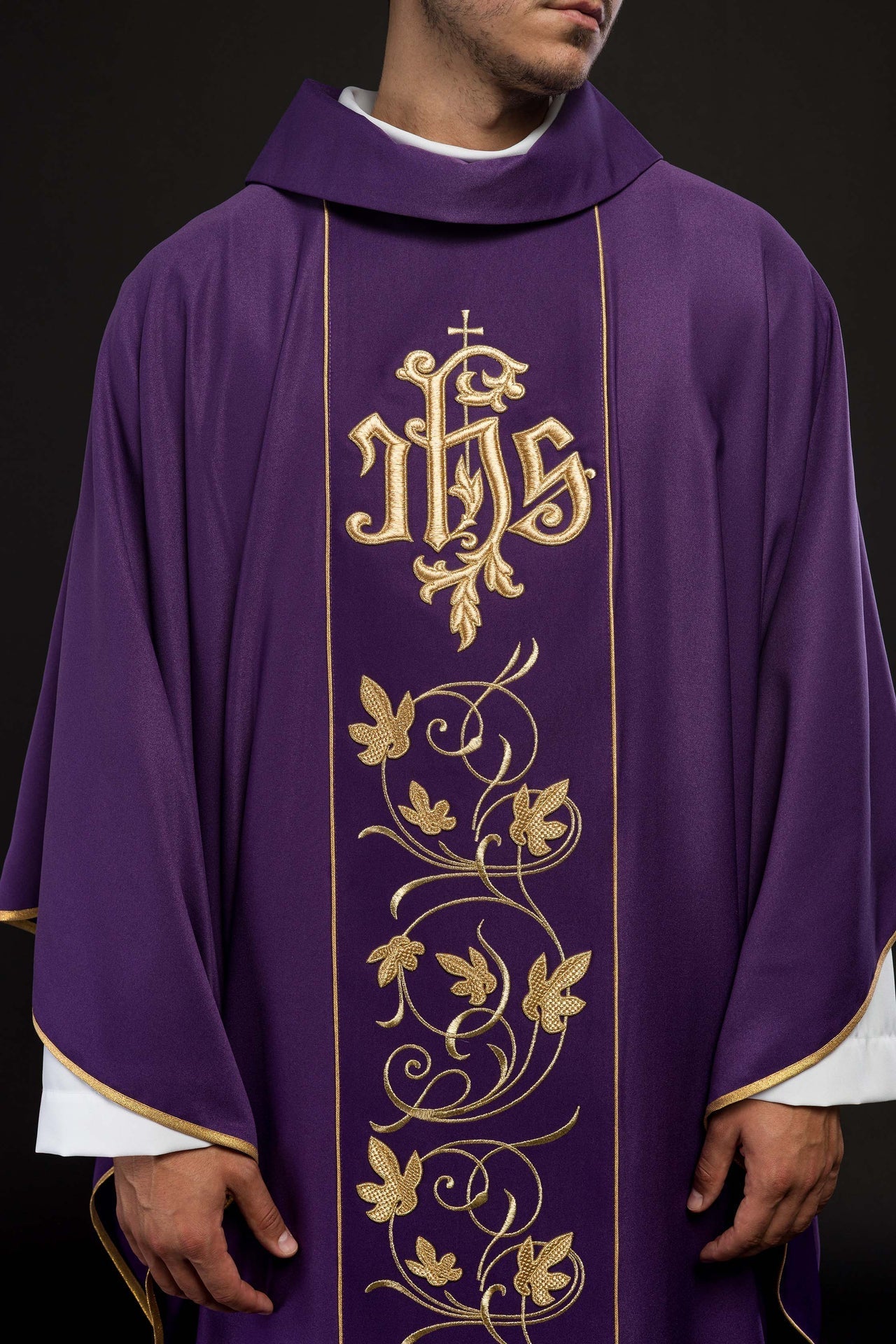 Lila liturgisches Messgewand mit reich verziertem Gürtel mit Blumenmotiv und IHS - MESSGEWANDER.DE