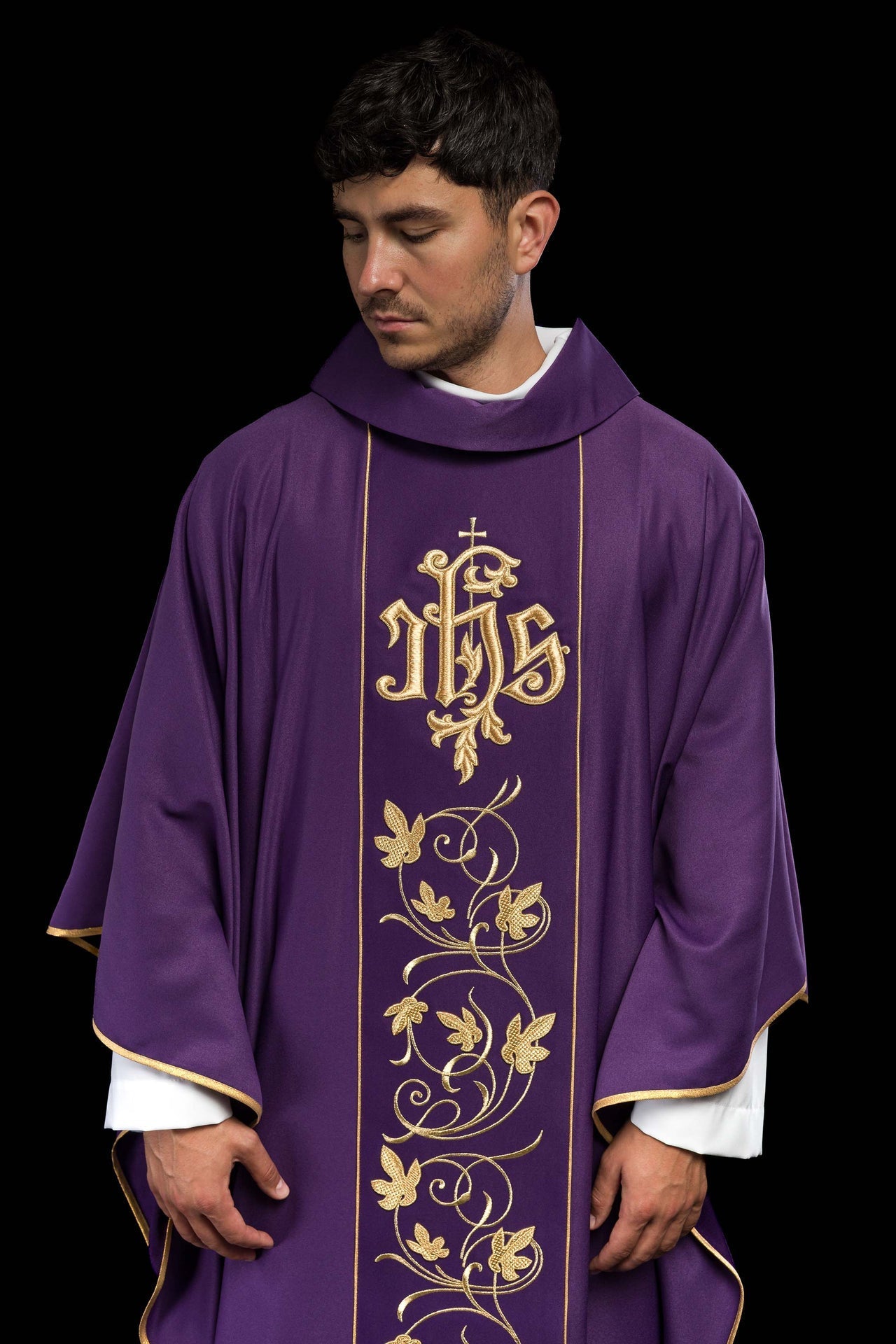 Lila liturgisches Messgewand mit reich verziertem Gürtel mit Blumenmotiv und IHS - MESSGEWANDER.DE