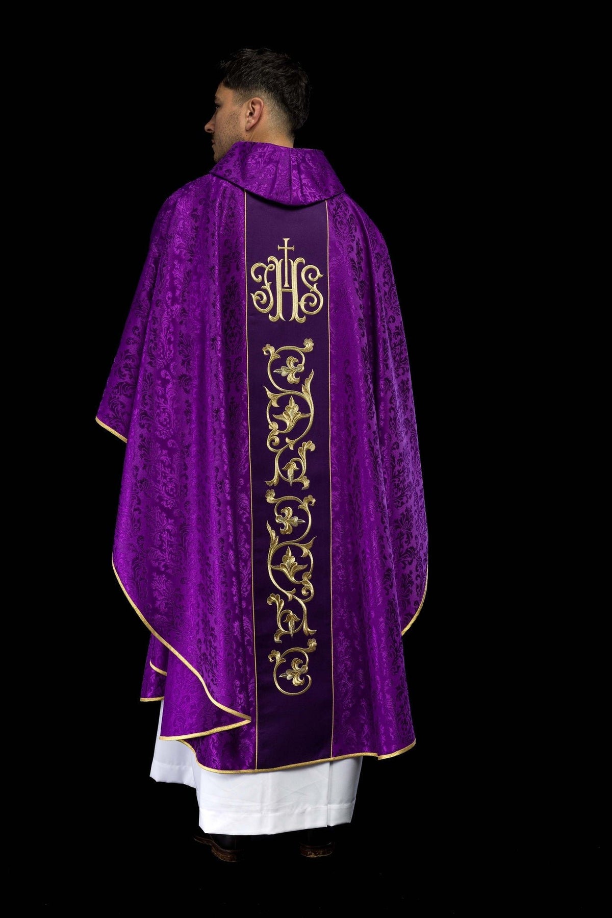 Lila liturgisches Messgewand mit reich verziertem IHS-Gürtel - MESSGEWANDER.DE