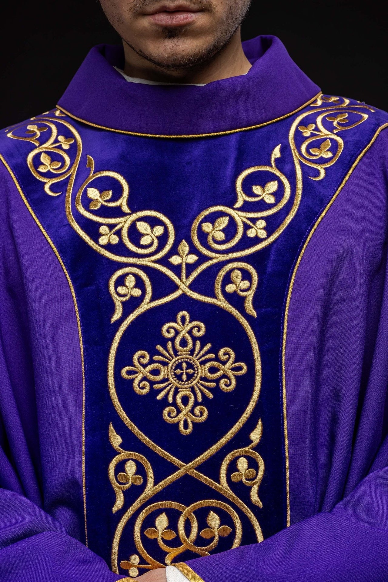 Lila liturgisches Messgewand mit Stickerei auf Samt verziert - MESSGEWANDER.DE