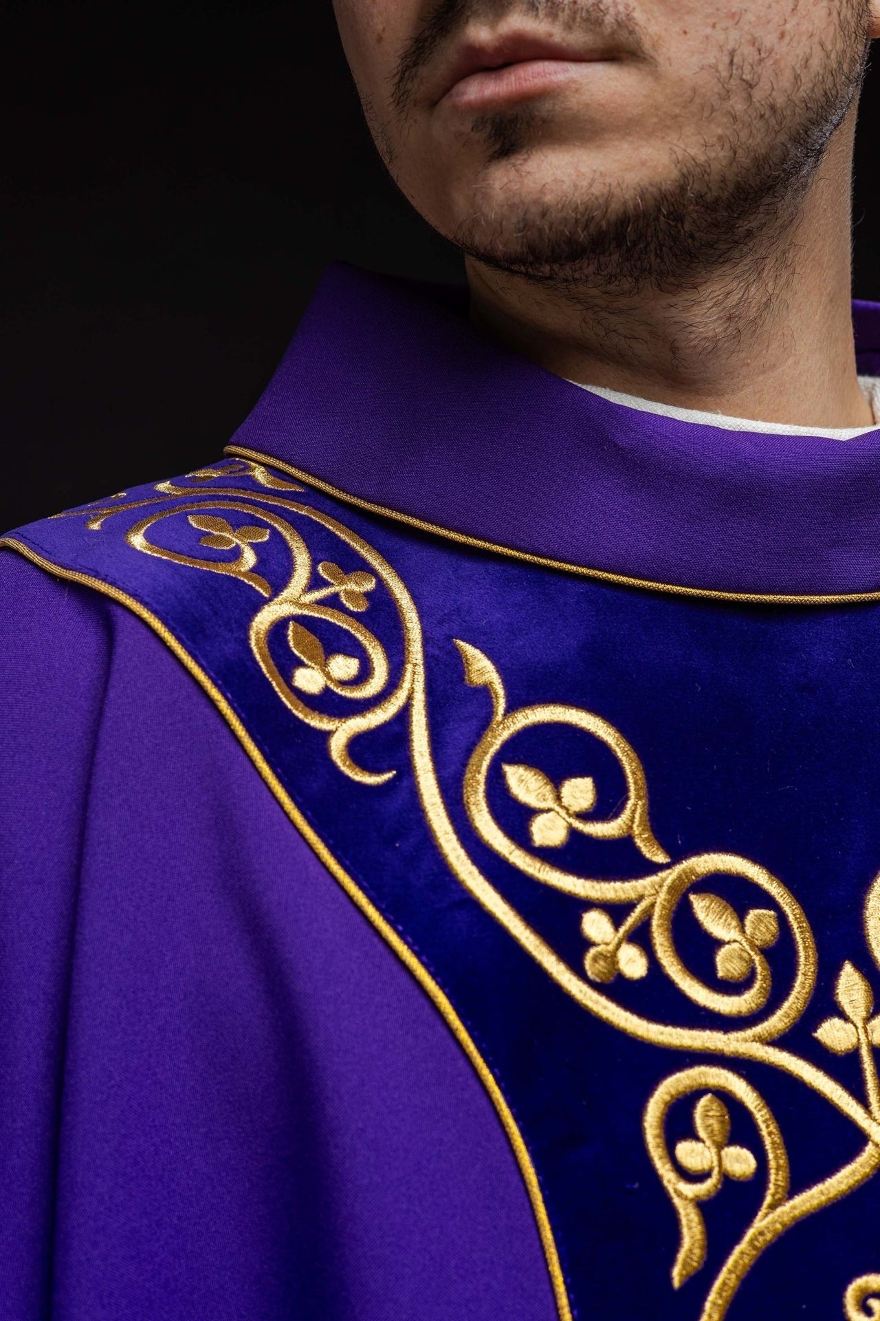 Lila liturgisches Messgewand mit Stickerei auf Samt verziert - MESSGEWANDER.DE