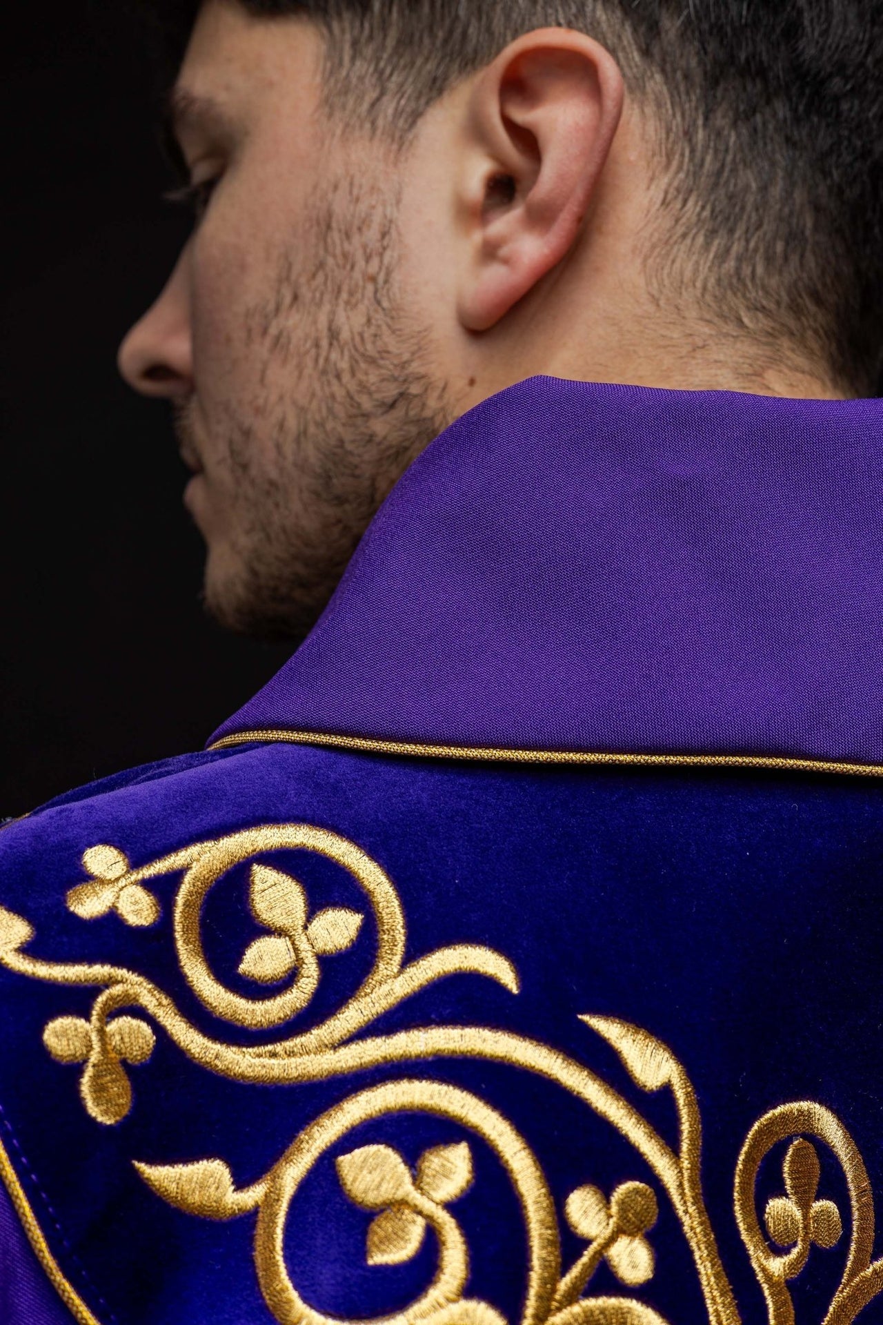 Lila liturgisches Messgewand mit Stickerei auf Samt verziert - MESSGEWANDER.DE