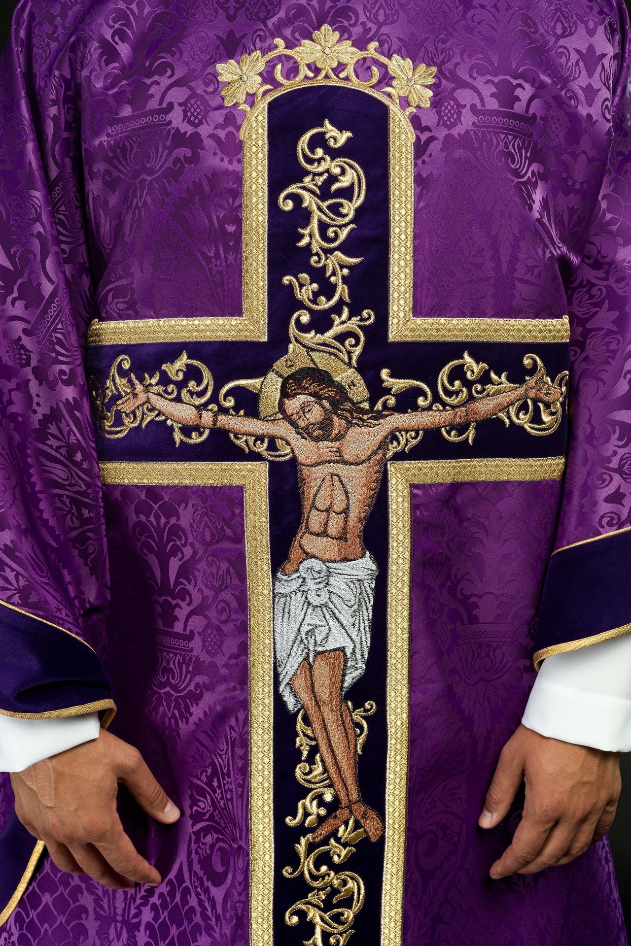 Lila Messgewand, bestickt mit dem Muster von Jesus Christus - MESSGEWANDER.DE
