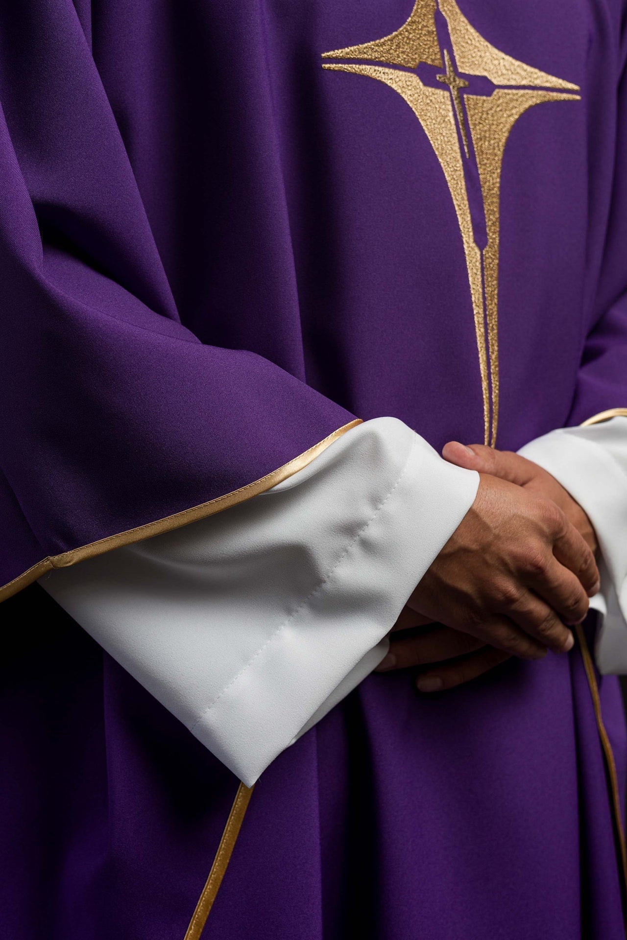 Lila Messgewand mit gesticktem Kreuzmotiv - MESSGEWANDER.DE