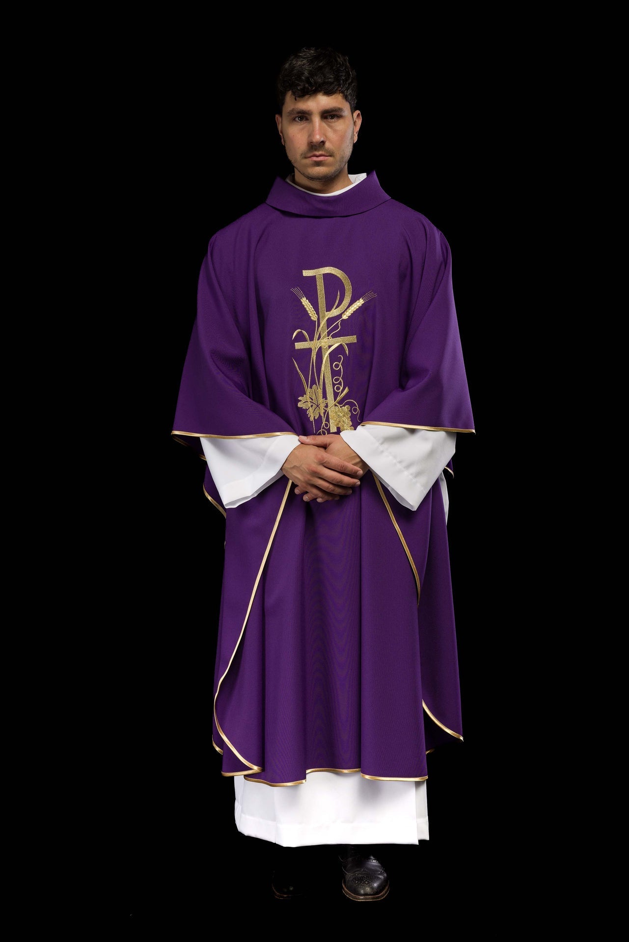 Lila Messgewand mit goldener Kreuzstickerei - MESSGEWANDER.DE