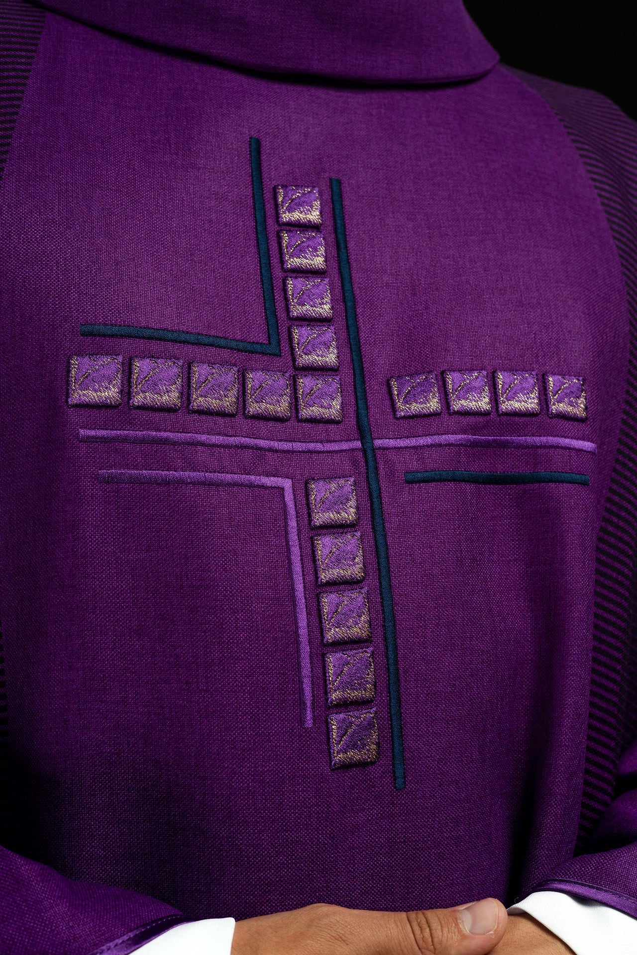 Lila Messgewand mit Kreuz - MESSGEWANDER.DE
