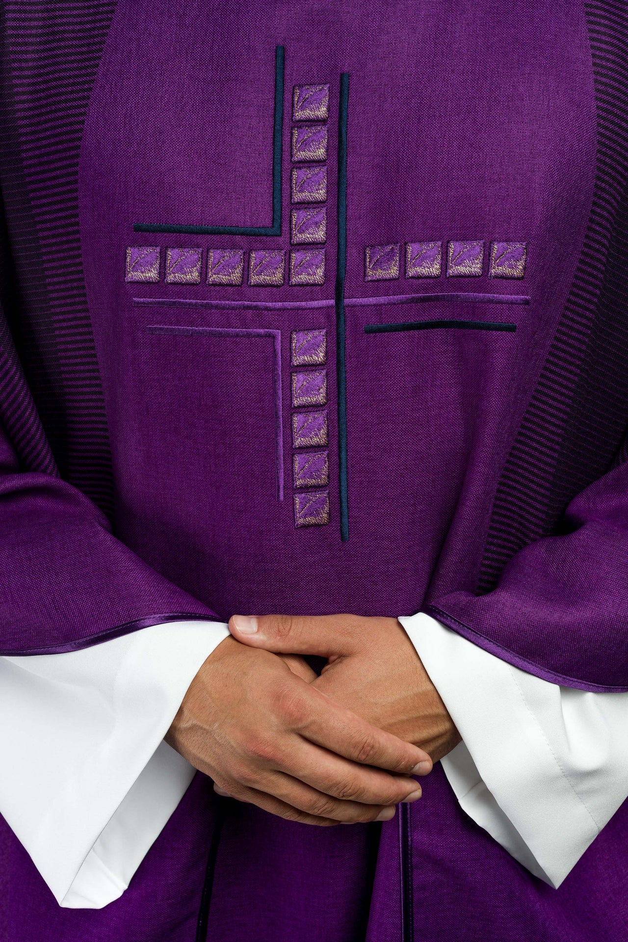 Lila Messgewand mit Kreuz - MESSGEWANDER.DE