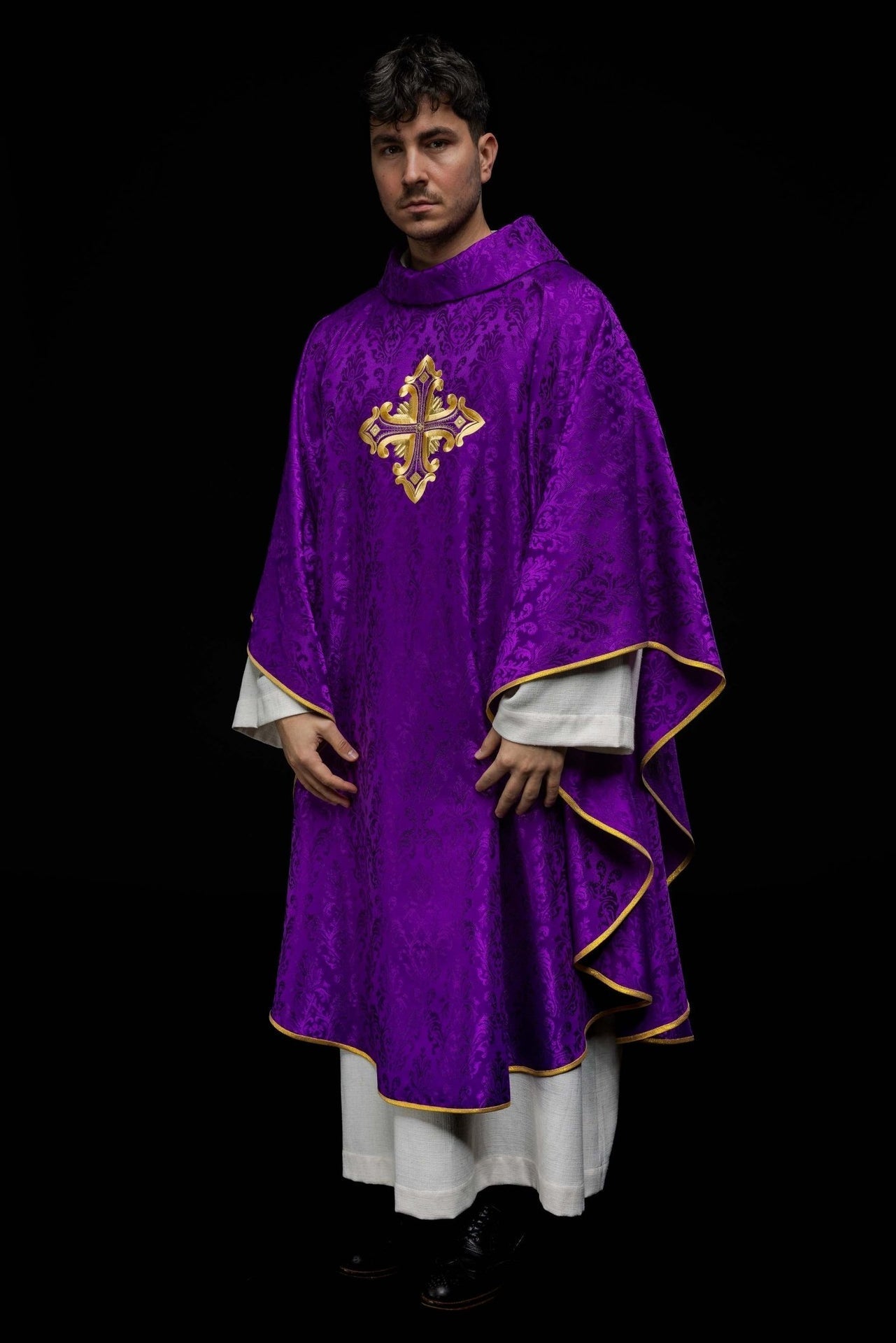 Lila Messgewand mit Kreuz aus gemustertem Stoff - MESSGEWANDER.DE