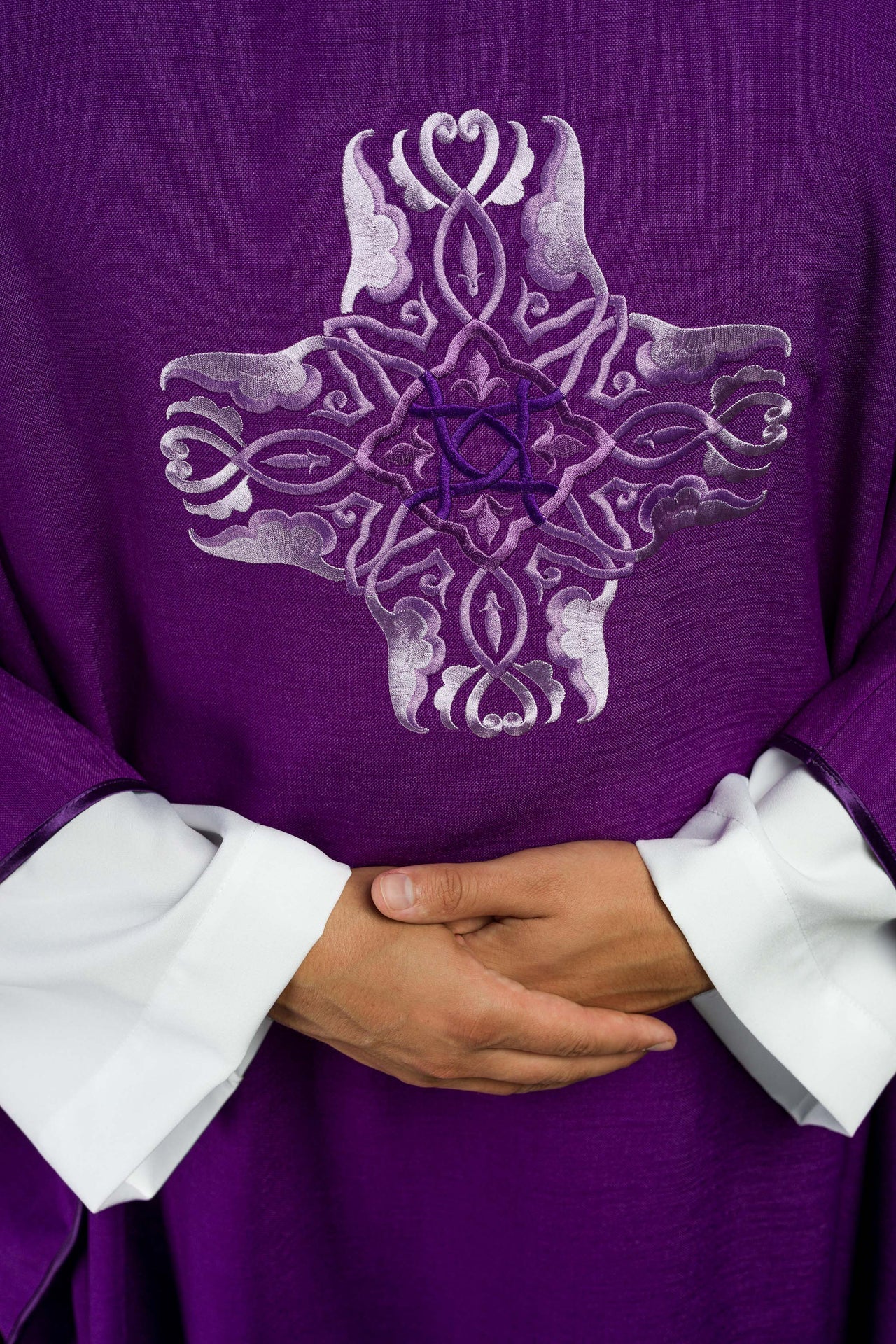 Lila Messgewand mit Stickerei des Kreuzes - MESSGEWANDER.DE