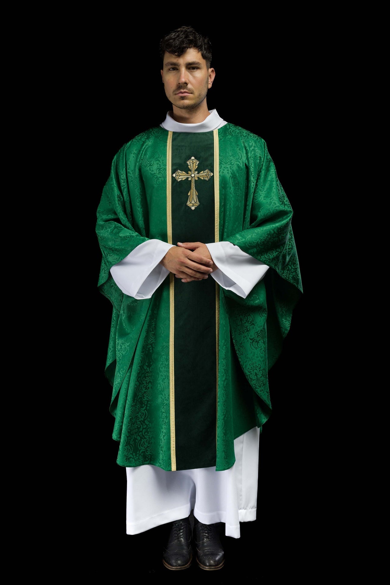 Liturgische grüne Kasel mit Gürtel und Kreuzstickerei aus Jacquardstoff - MESSGEWANDER.DE