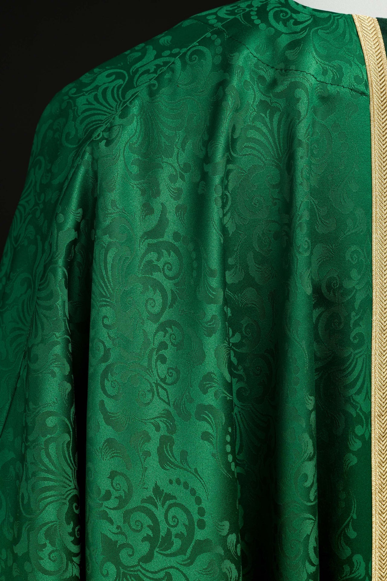 Liturgische grüne Kasel mit Gürtel und Kreuzstickerei aus Jacquardstoff - MESSGEWANDER.DE