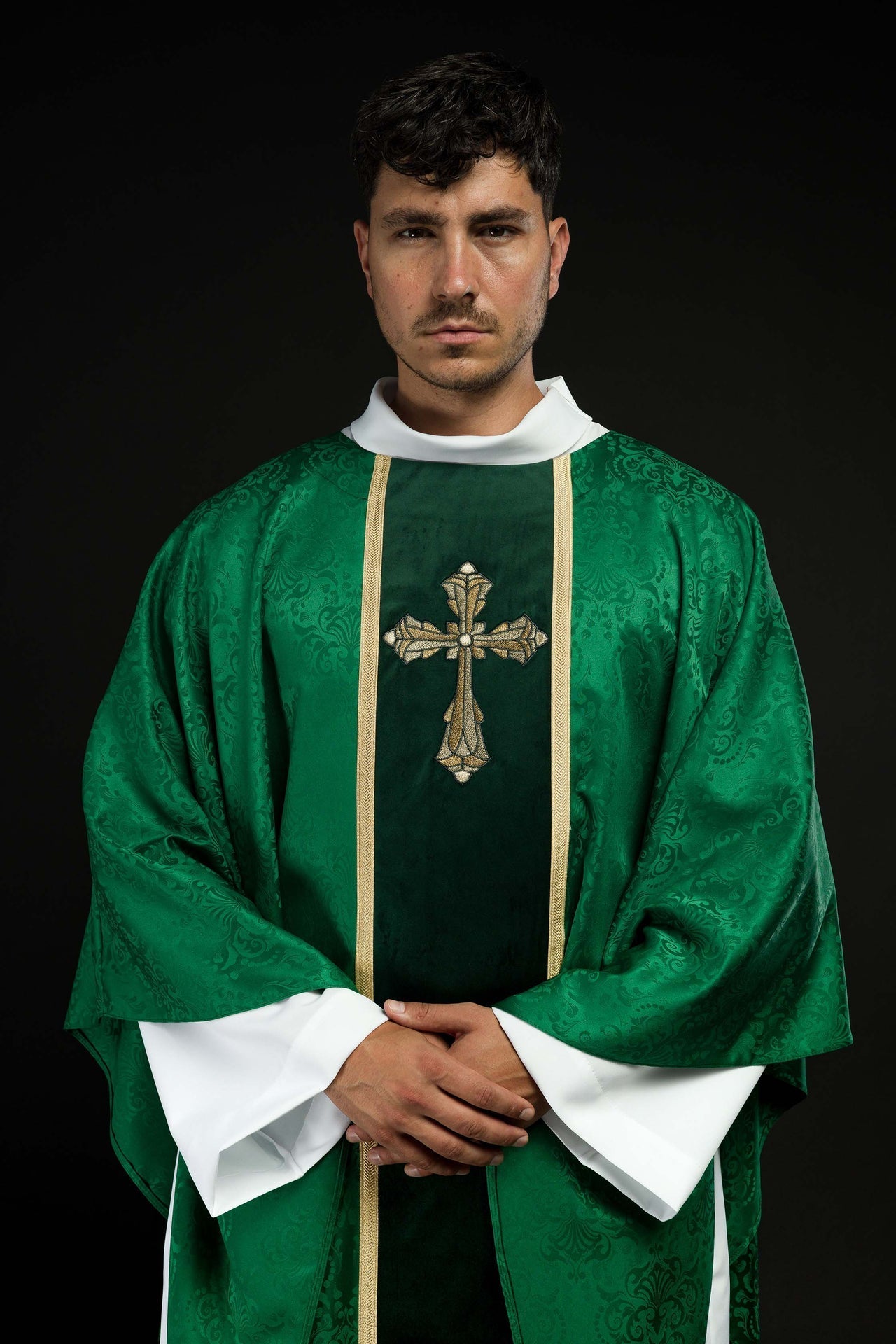 Liturgische grüne Kasel mit Gürtel und Kreuzstickerei aus Jacquardstoff - MESSGEWANDER.DE