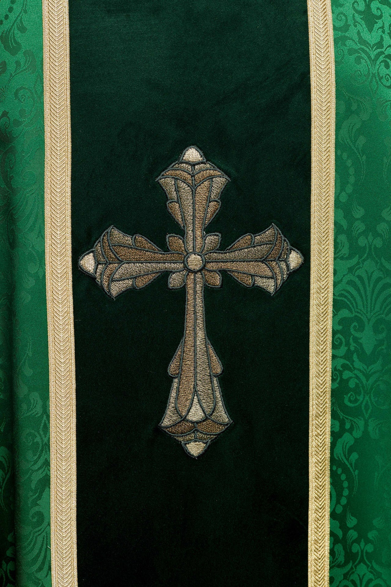 Liturgische grüne Kasel mit Gürtel und Kreuzstickerei aus Jacquardstoff - MESSGEWANDER.DE
