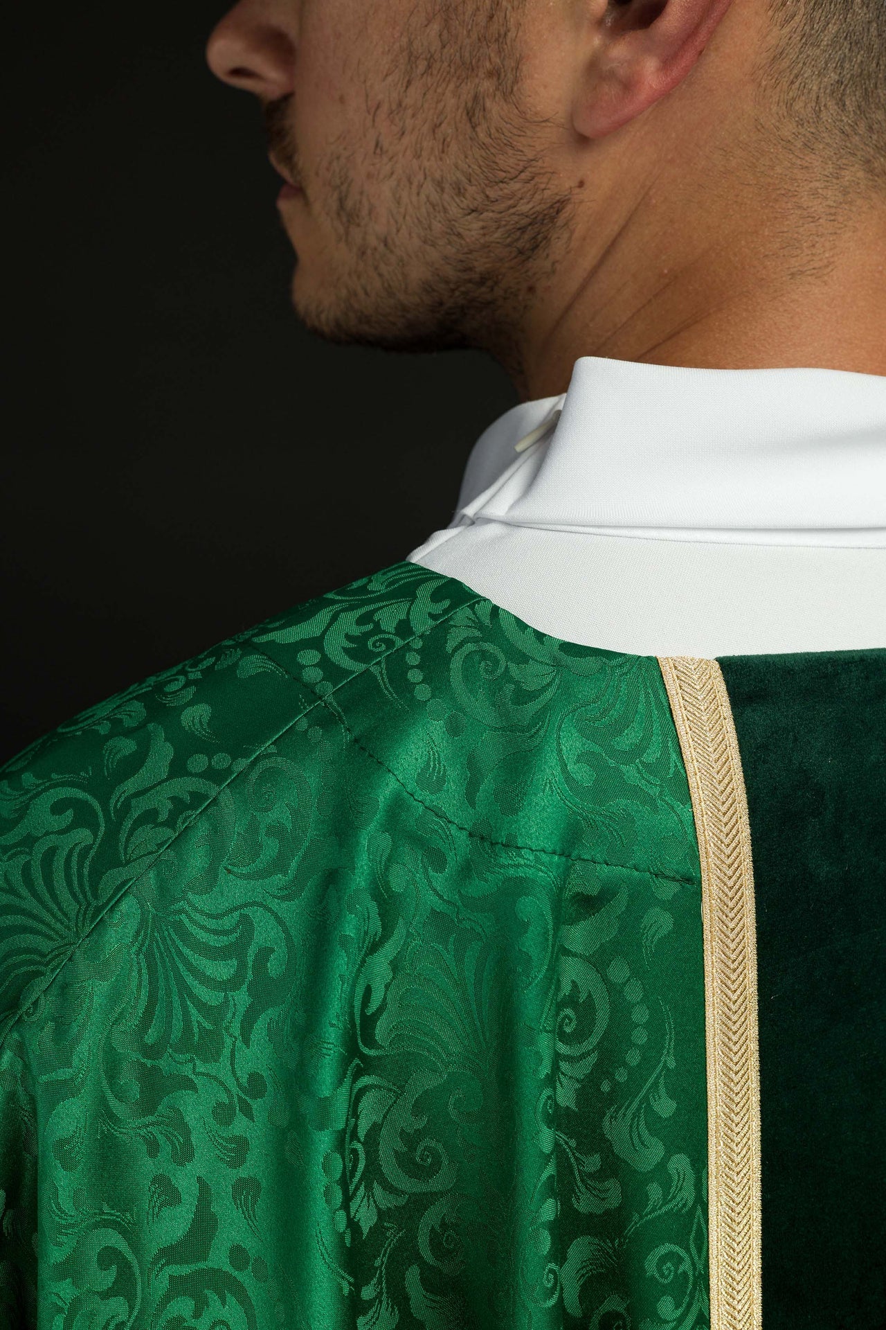 Liturgische grüne Kasel mit Gürtel und Kreuzstickerei aus Jacquardstoff - MESSGEWANDER.DE