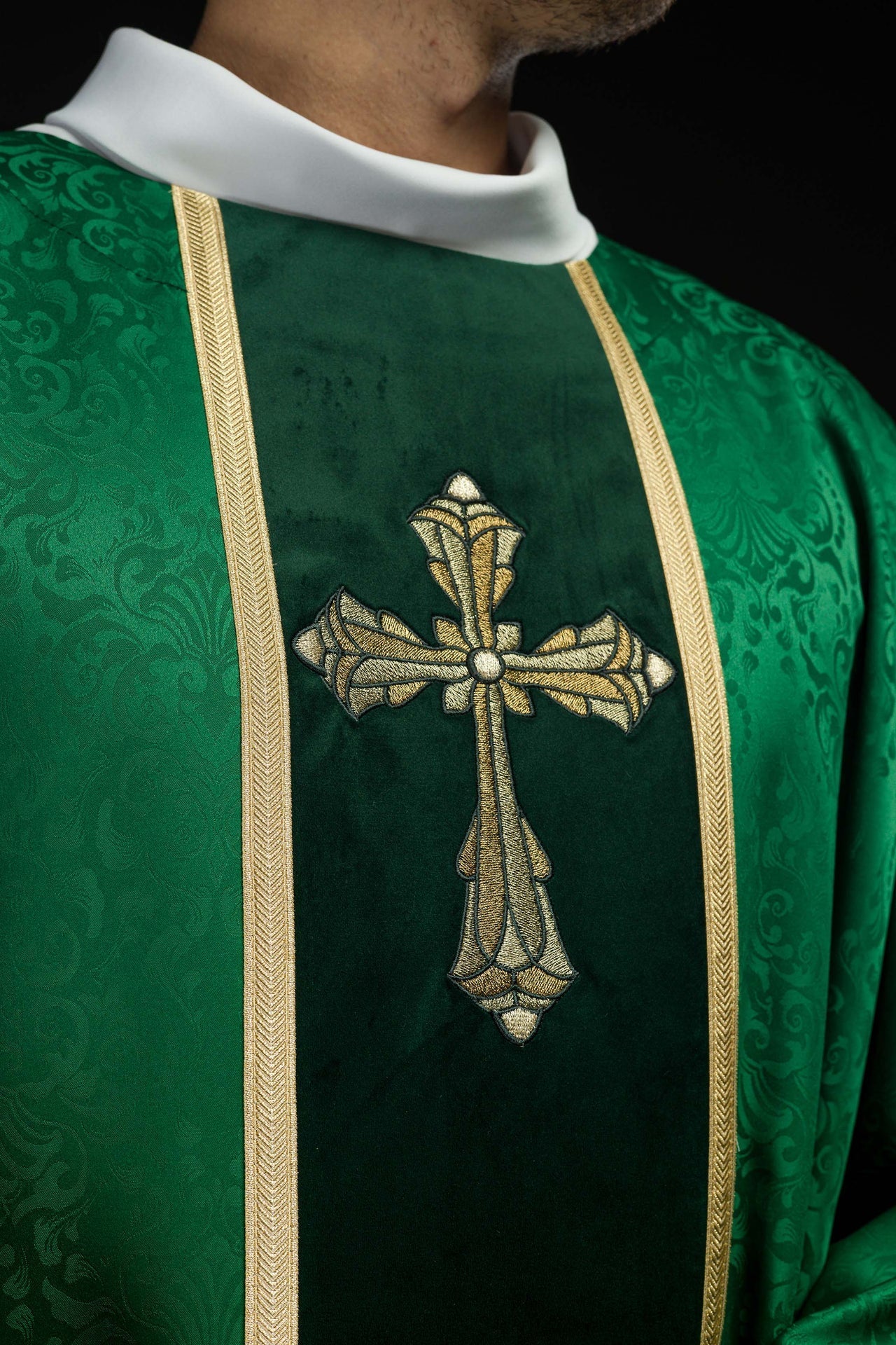 Liturgische grüne Kasel mit Gürtel und Kreuzstickerei aus Jacquardstoff - MESSGEWANDER.DE