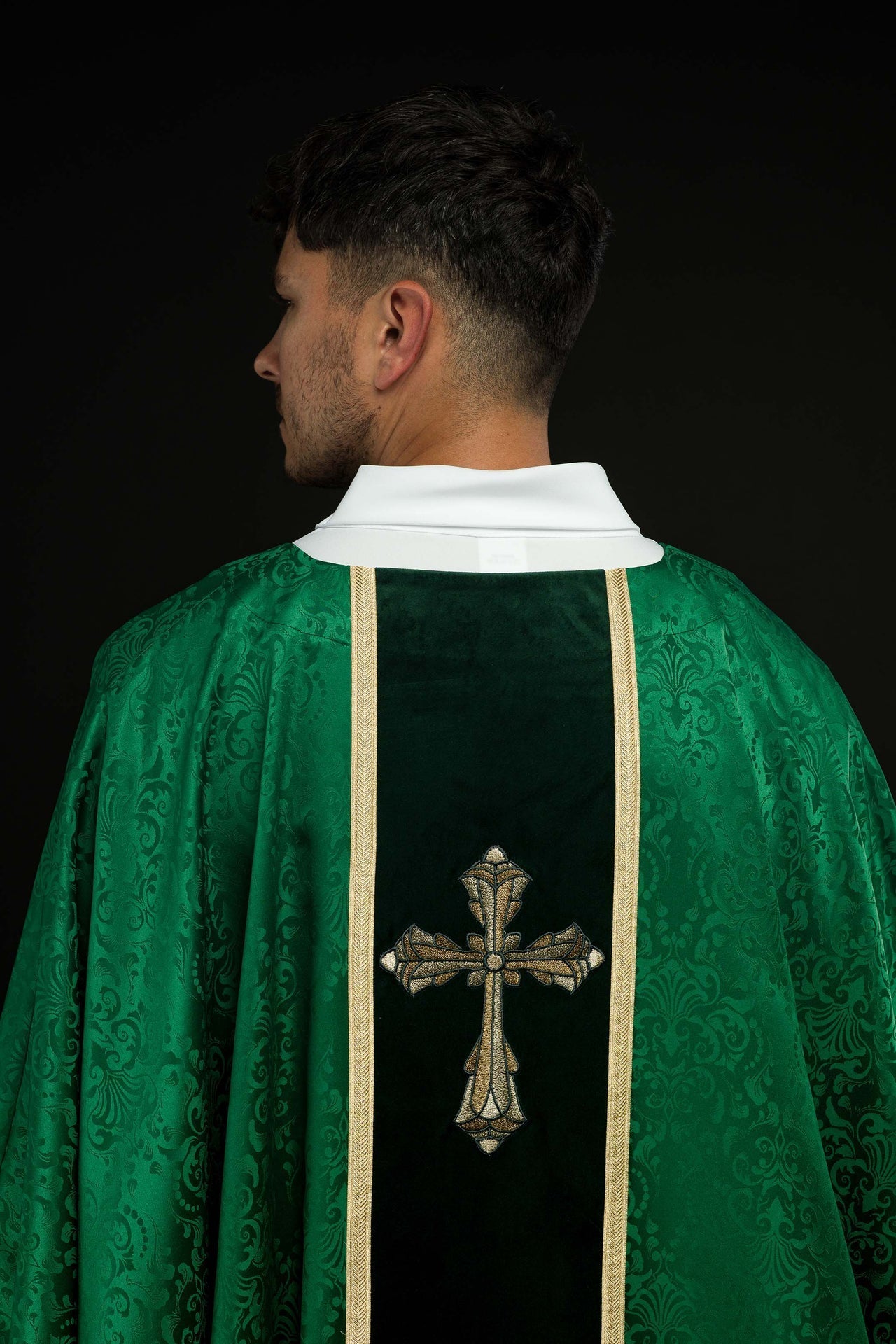 Liturgische grüne Kasel mit Gürtel und Kreuzstickerei aus Jacquardstoff - MESSGEWANDER.DE