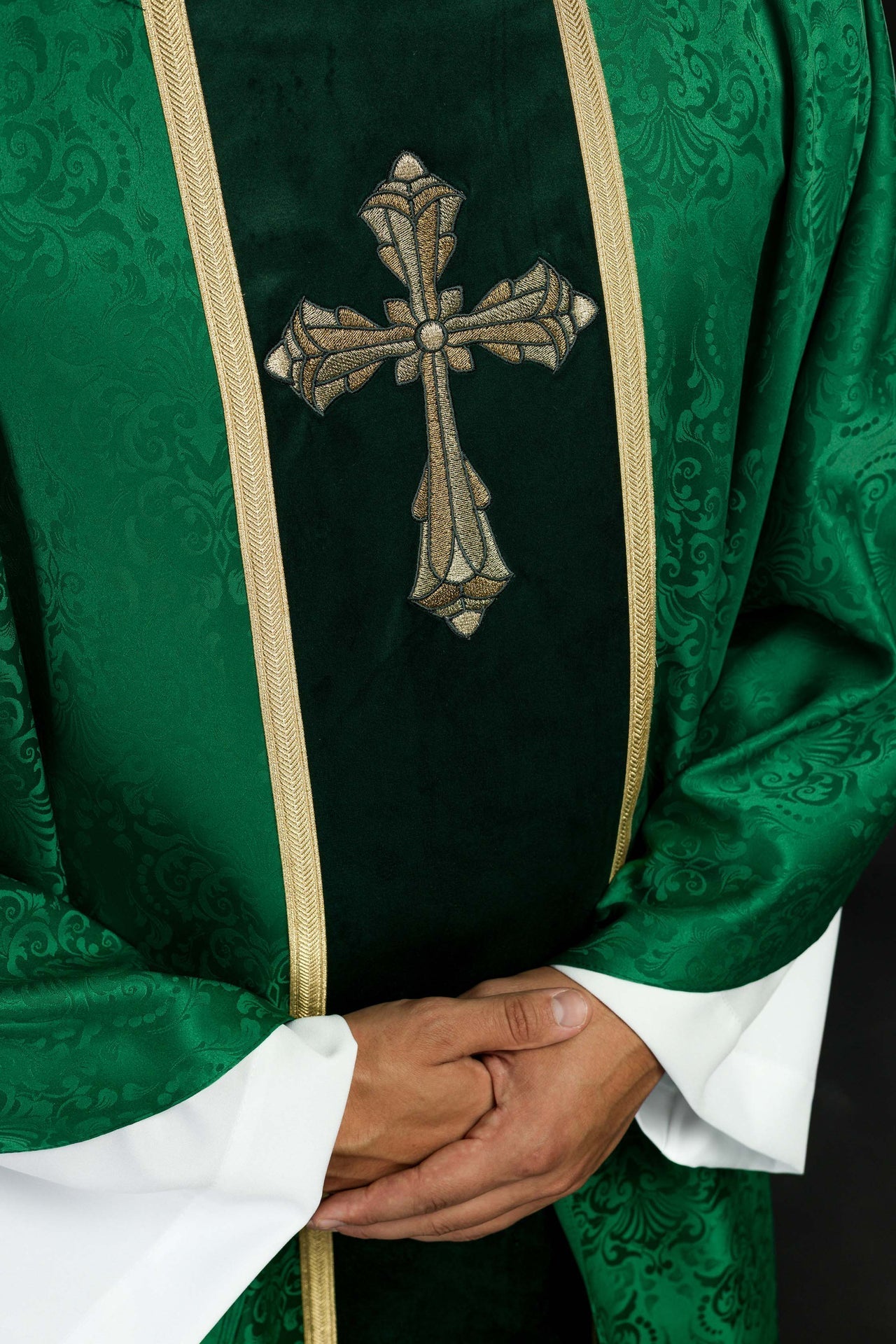 Liturgische grüne Kasel mit Gürtel und Kreuzstickerei aus Jacquardstoff - MESSGEWANDER.DE