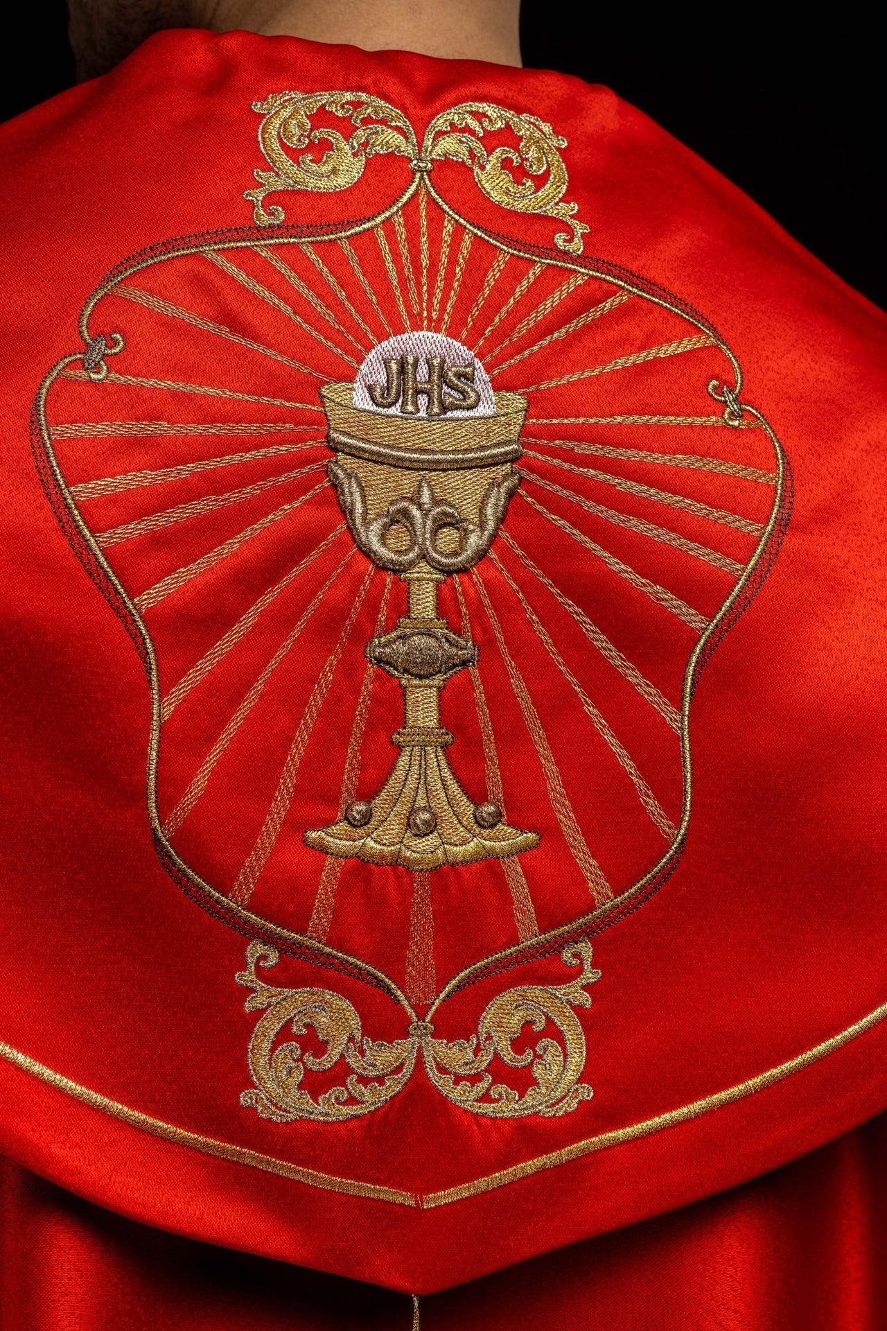 Liturgische Kapelle mit gesticktem Kelch und IHS in rotem Farbton - MESSGEWANDER.DE