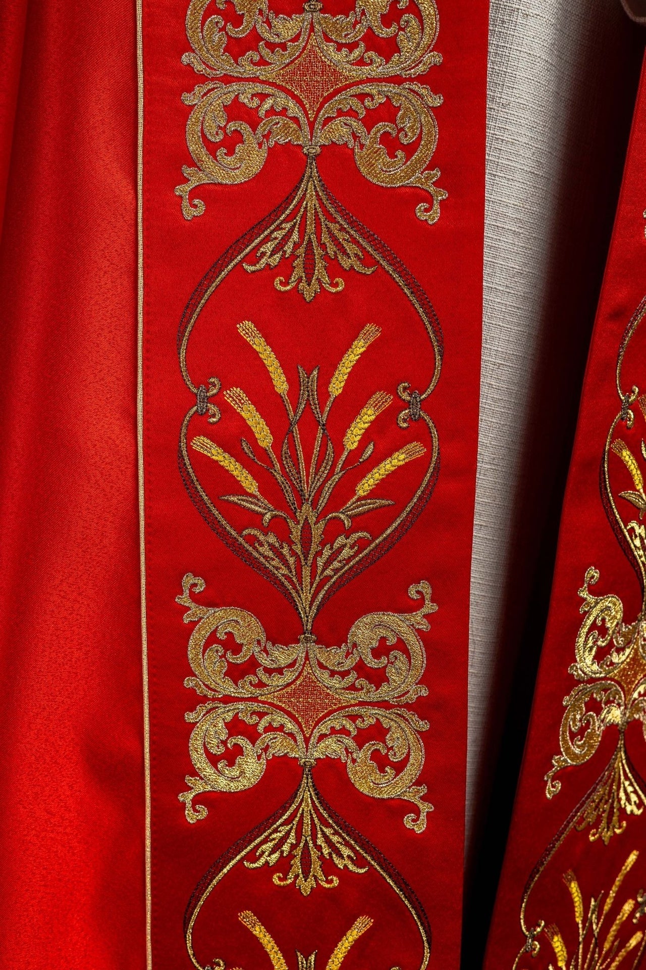 Liturgische Kapelle mit gesticktem Kelch und IHS in rotem Farbton - MESSGEWANDER.DE
