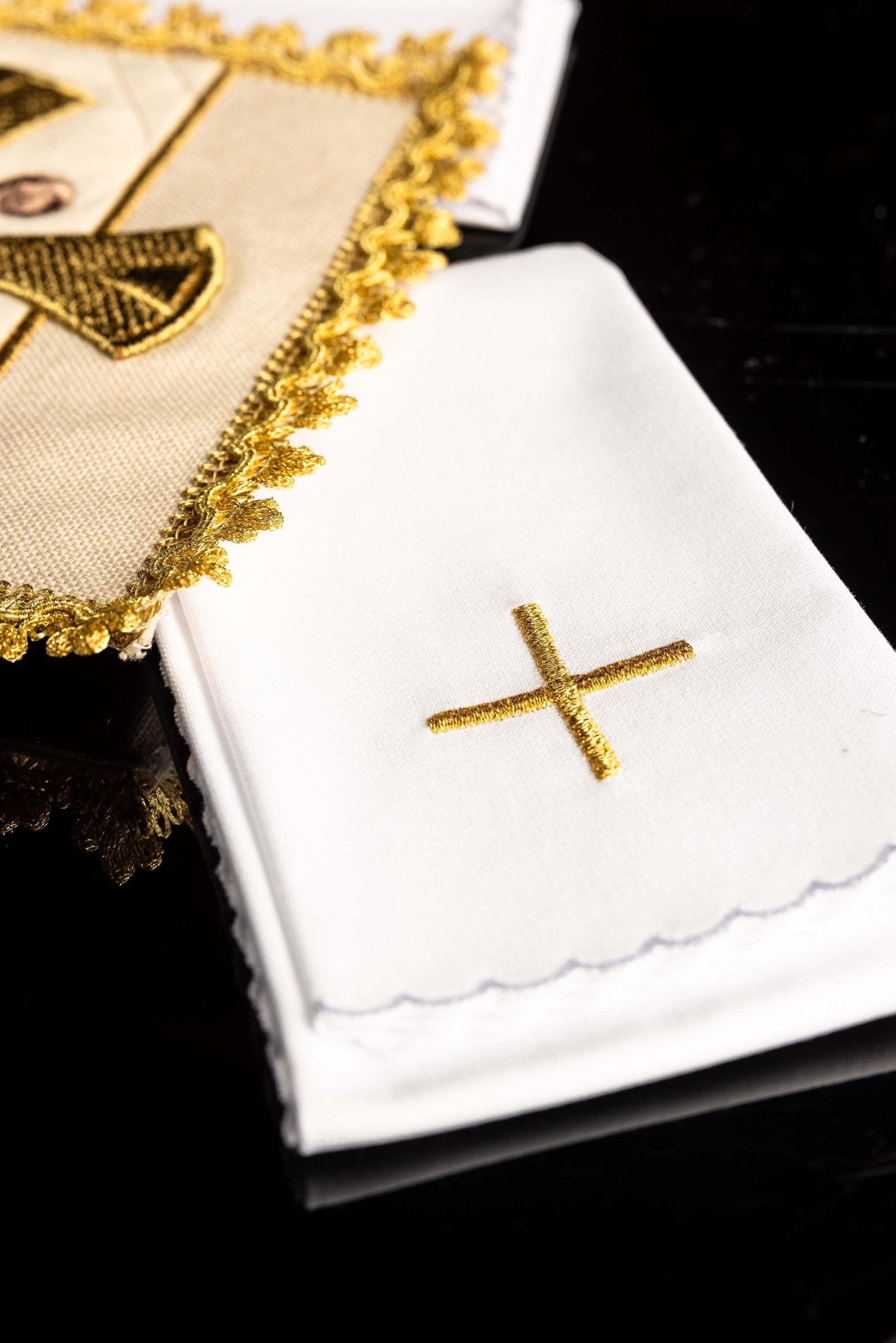 Liturgische Kelchwäsche ecru auf Samt gestickt - MESSGEWANDER.DE