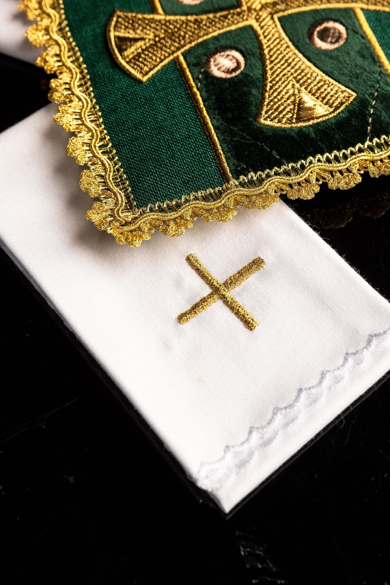 Liturgische Kelchwäsche grün auf Samt gestickt - MESSGEWANDER.DE