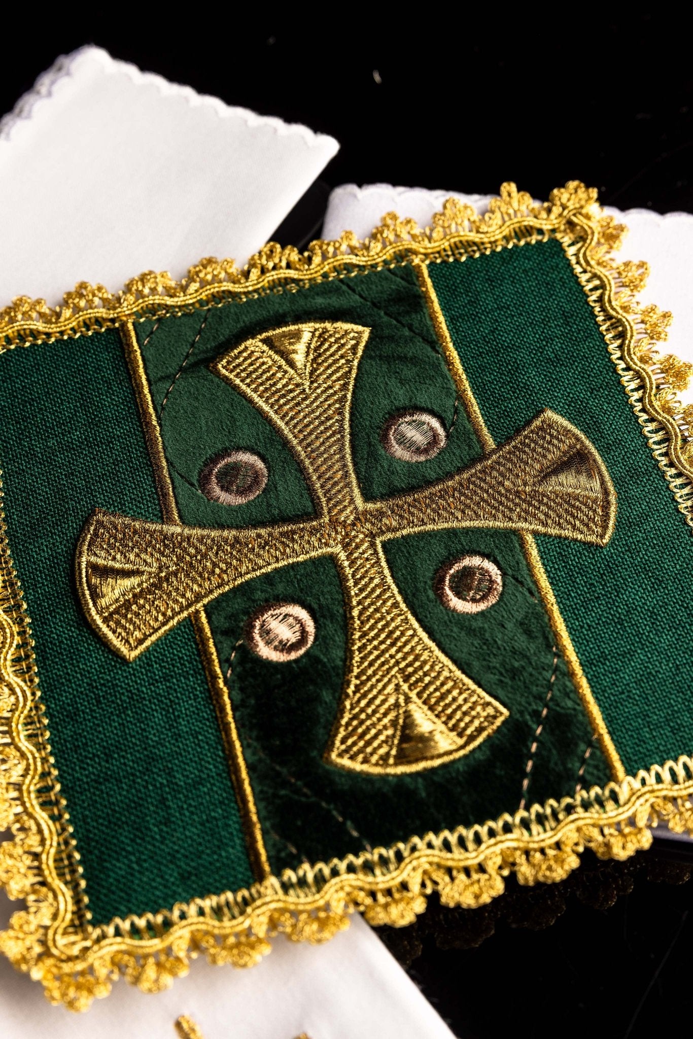 Liturgische Kelchwäsche grün auf Samt gestickt - MESSGEWANDER.DE