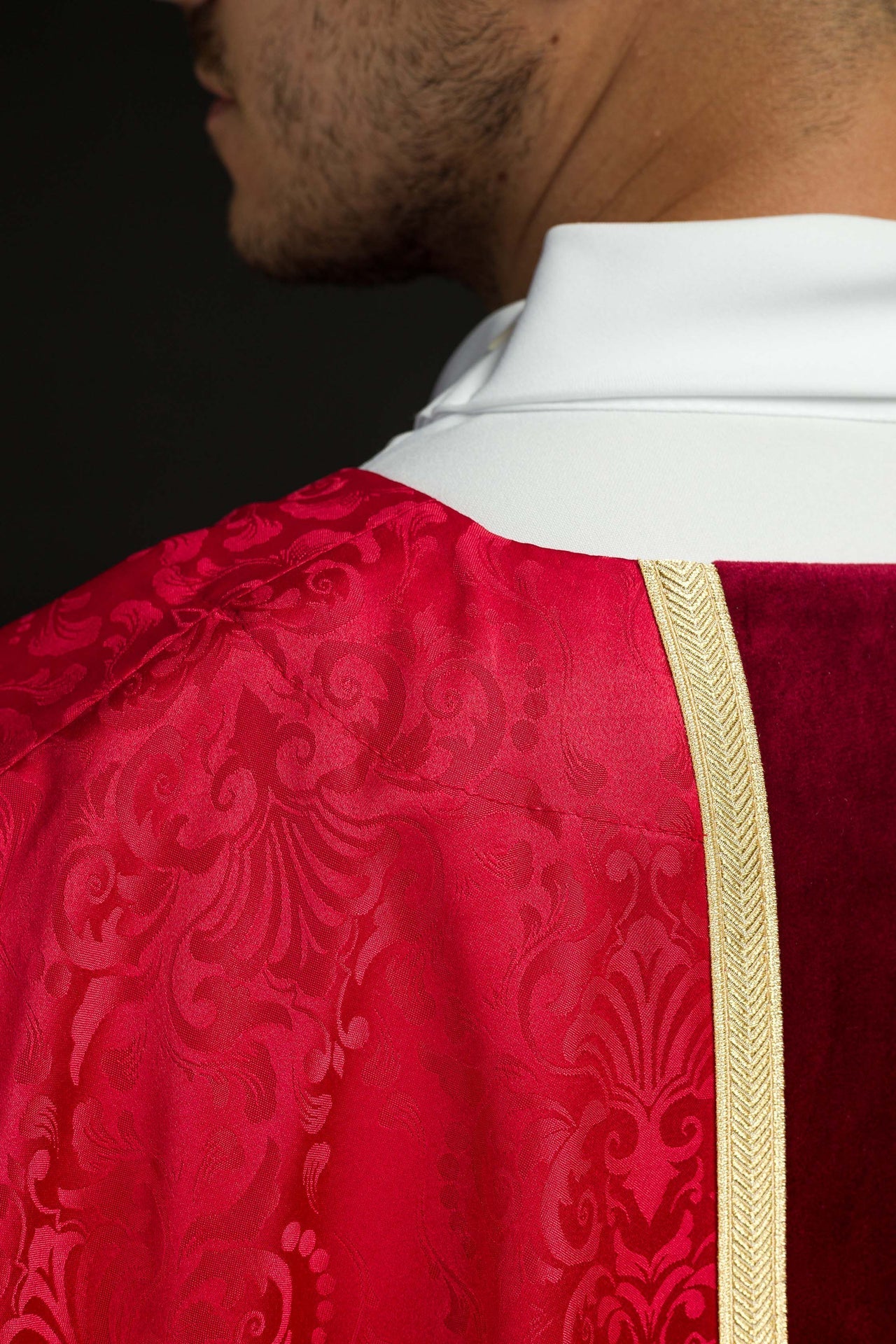 Liturgische rote Kasel mit Gürtel und Kreuzstickerei aus Jacquardstoff - MESSGEWANDER.DE