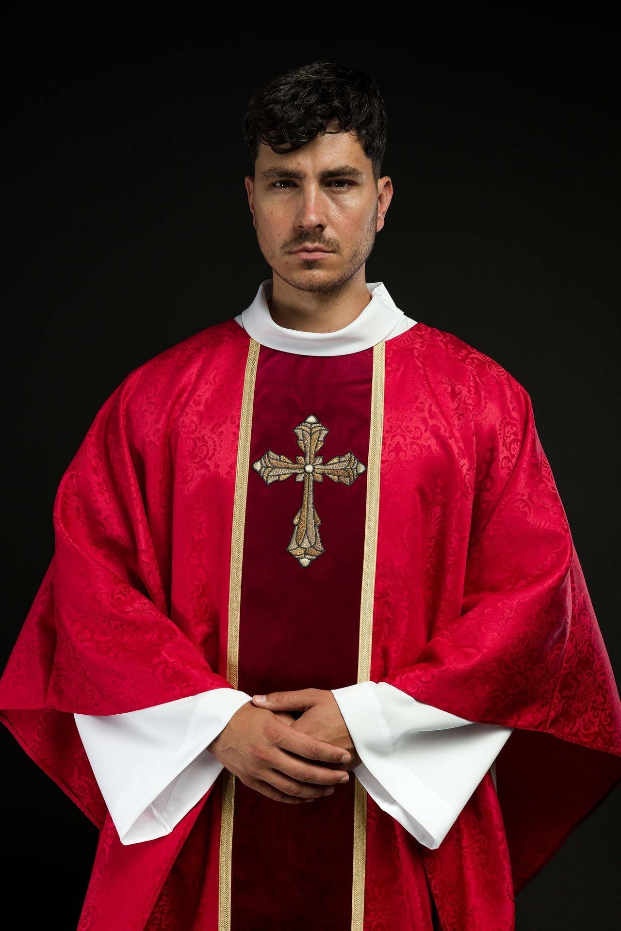 Liturgische rote Kasel mit Gürtel und Kreuzstickerei aus Jacquardstoff - MESSGEWANDER.DE
