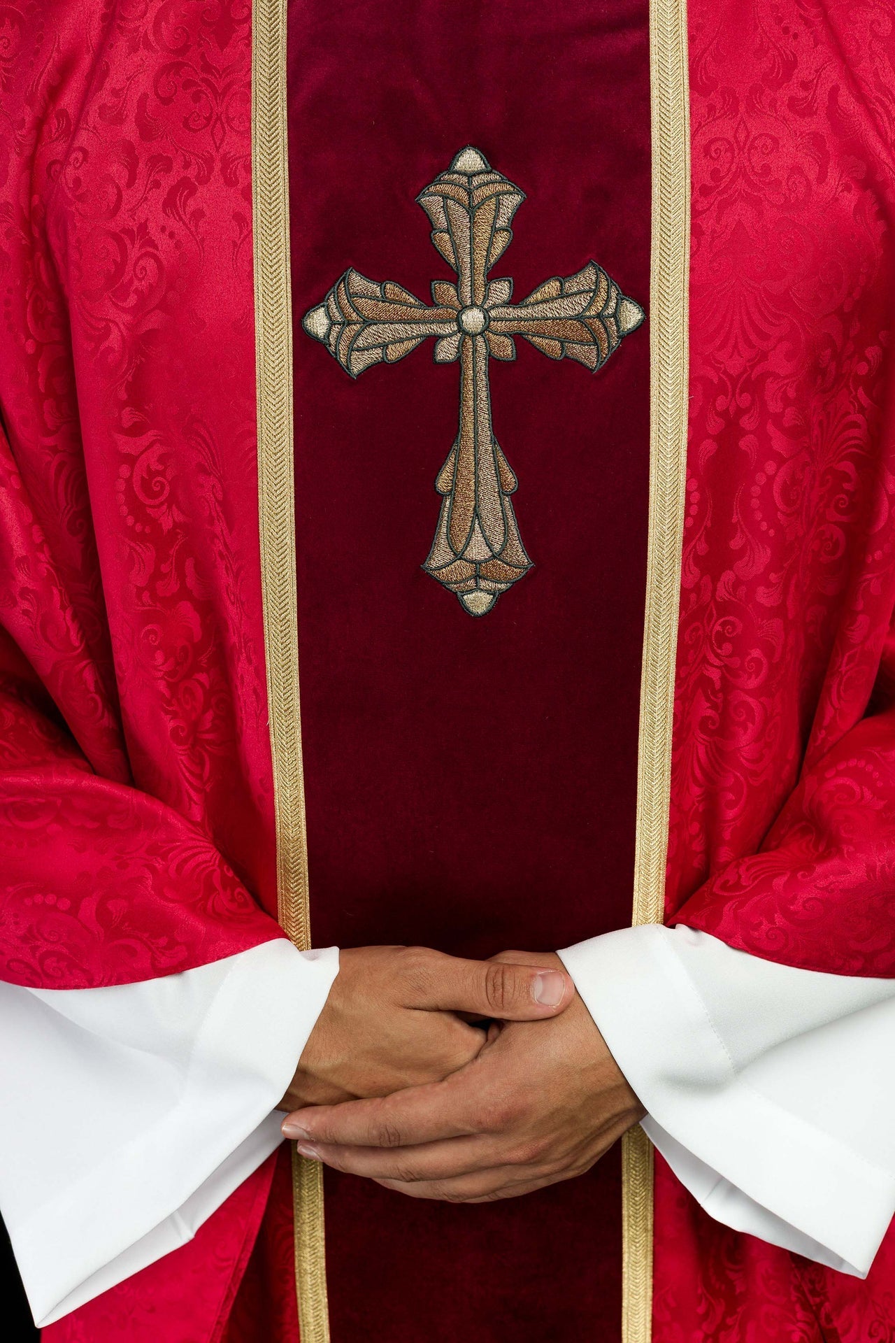 Liturgische rote Kasel mit Gürtel und Kreuzstickerei aus Jacquardstoff - MESSGEWANDER.DE