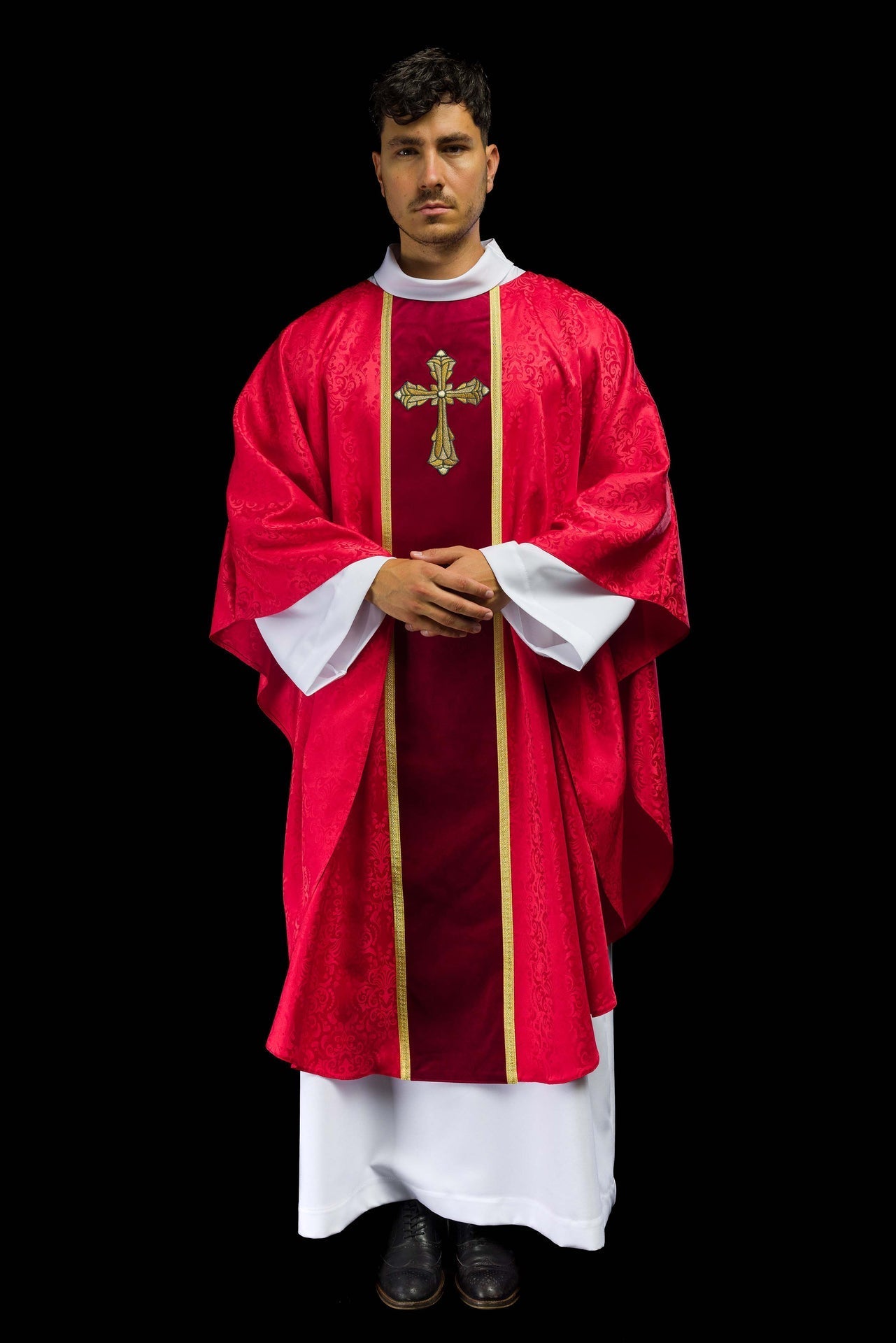 Liturgische rote Kasel mit Gürtel und Kreuzstickerei aus Jacquardstoff - MESSGEWANDER.DE