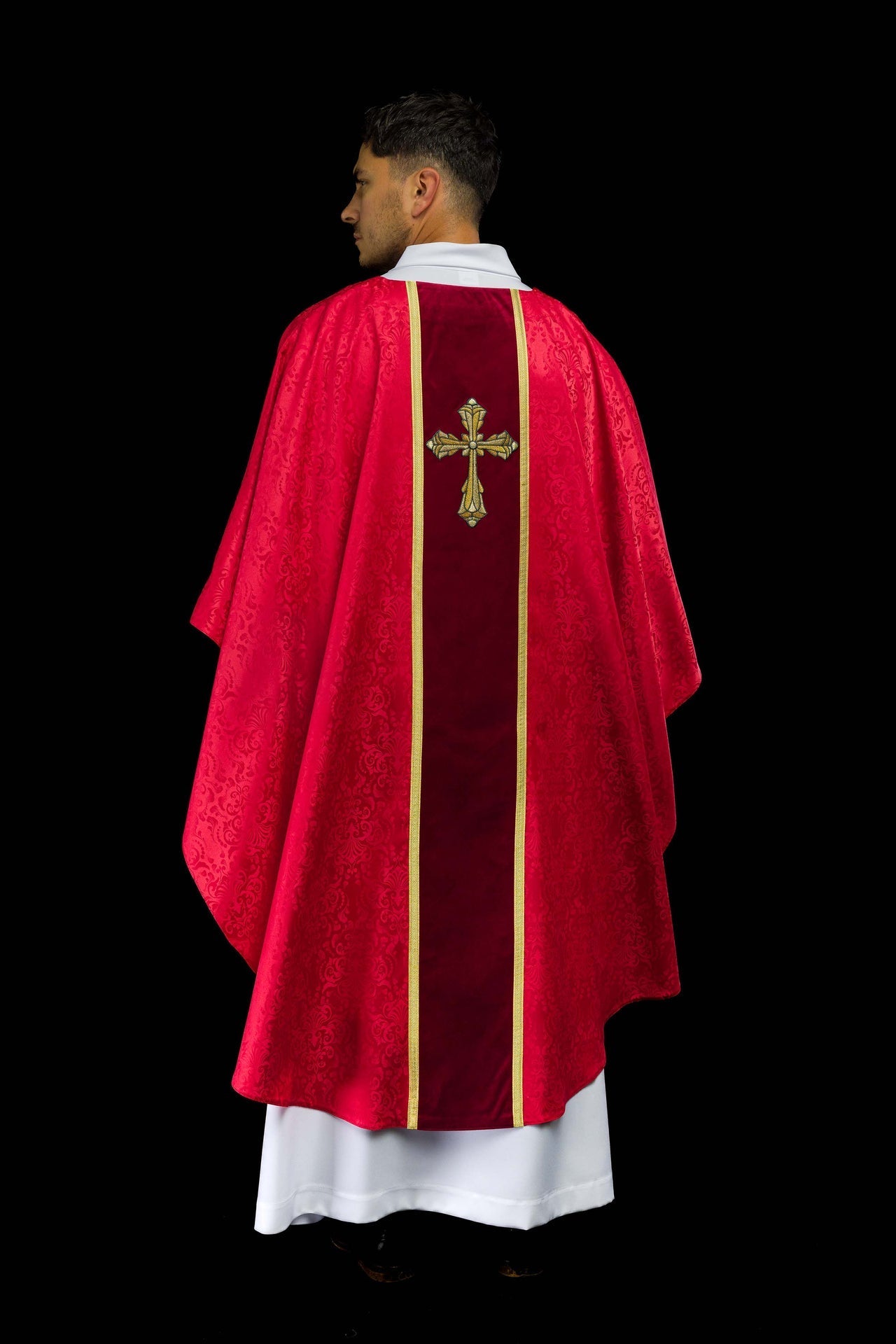 Liturgische rote Kasel mit Gürtel und Kreuzstickerei aus Jacquardstoff - MESSGEWANDER.DE