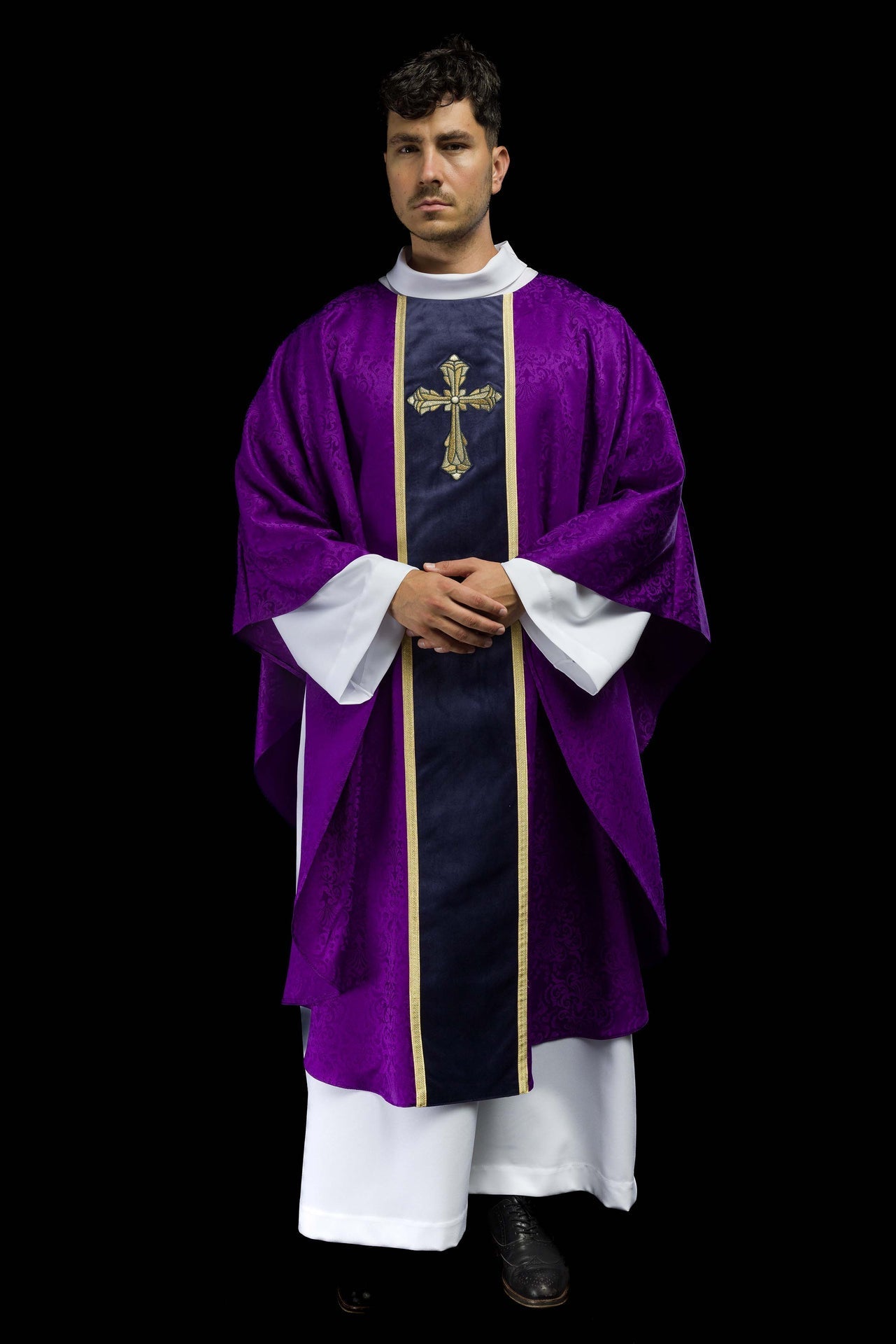Liturgische violette Kasel mit Gürtel und Kreuzstickerei aus Jacquardstoff - MESSGEWANDER.DE