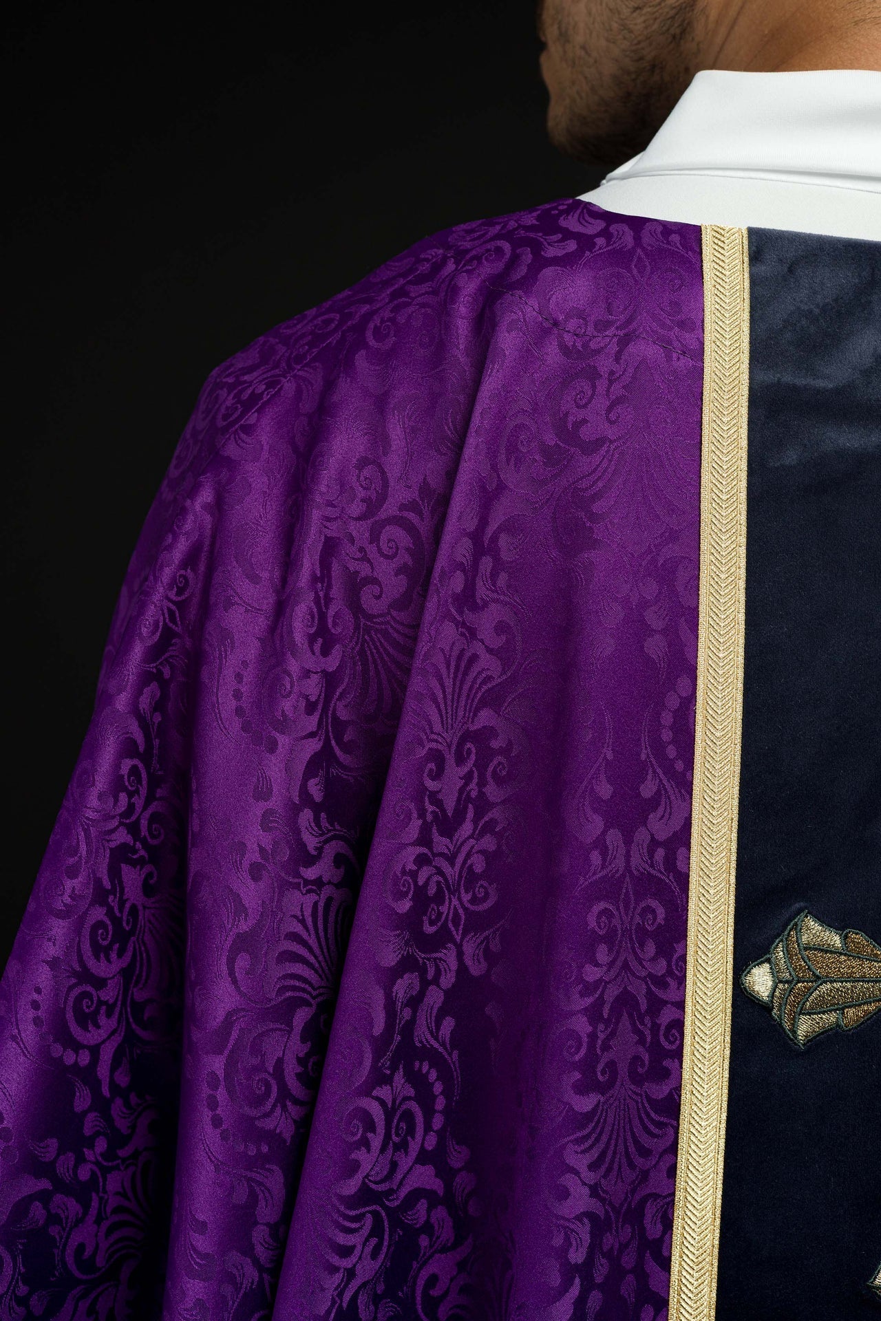 Liturgische violette Kasel mit Gürtel und Kreuzstickerei aus Jacquardstoff - MESSGEWANDER.DE