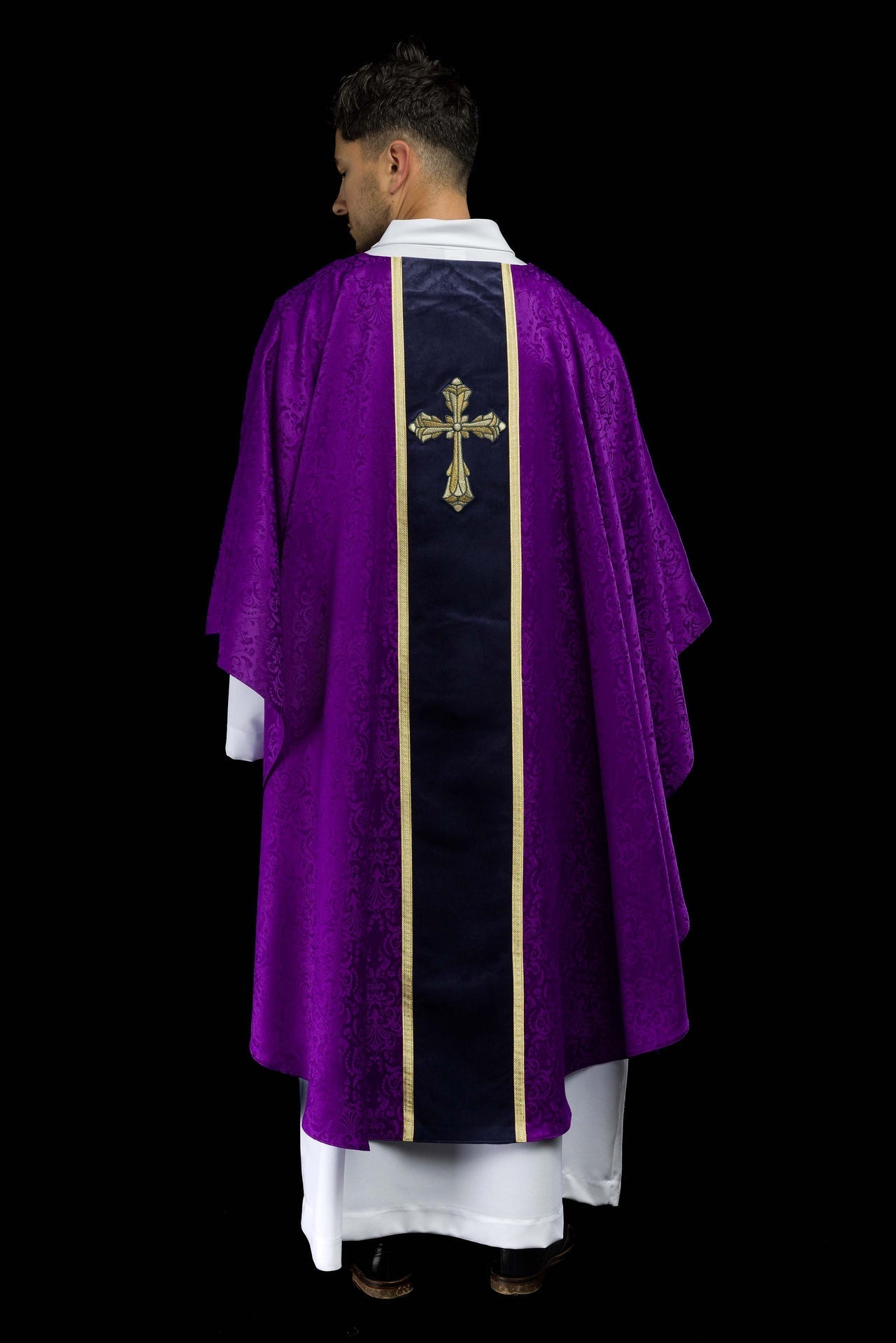 Liturgische violette Kasel mit Gürtel und Kreuzstickerei aus Jacquardstoff - MESSGEWANDER.DE