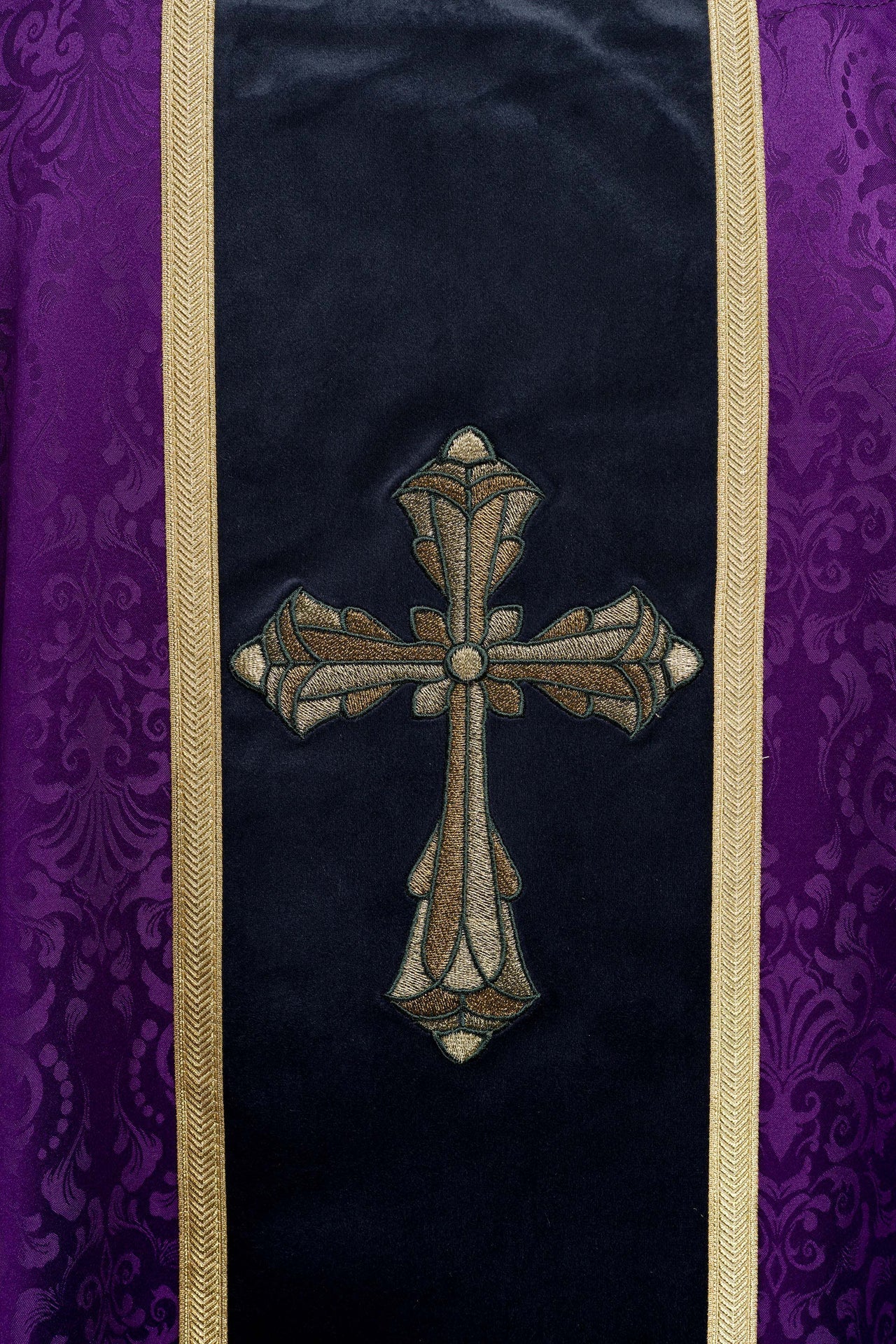 Liturgische violette Kasel mit Gürtel und Kreuzstickerei aus Jacquardstoff - MESSGEWANDER.DE