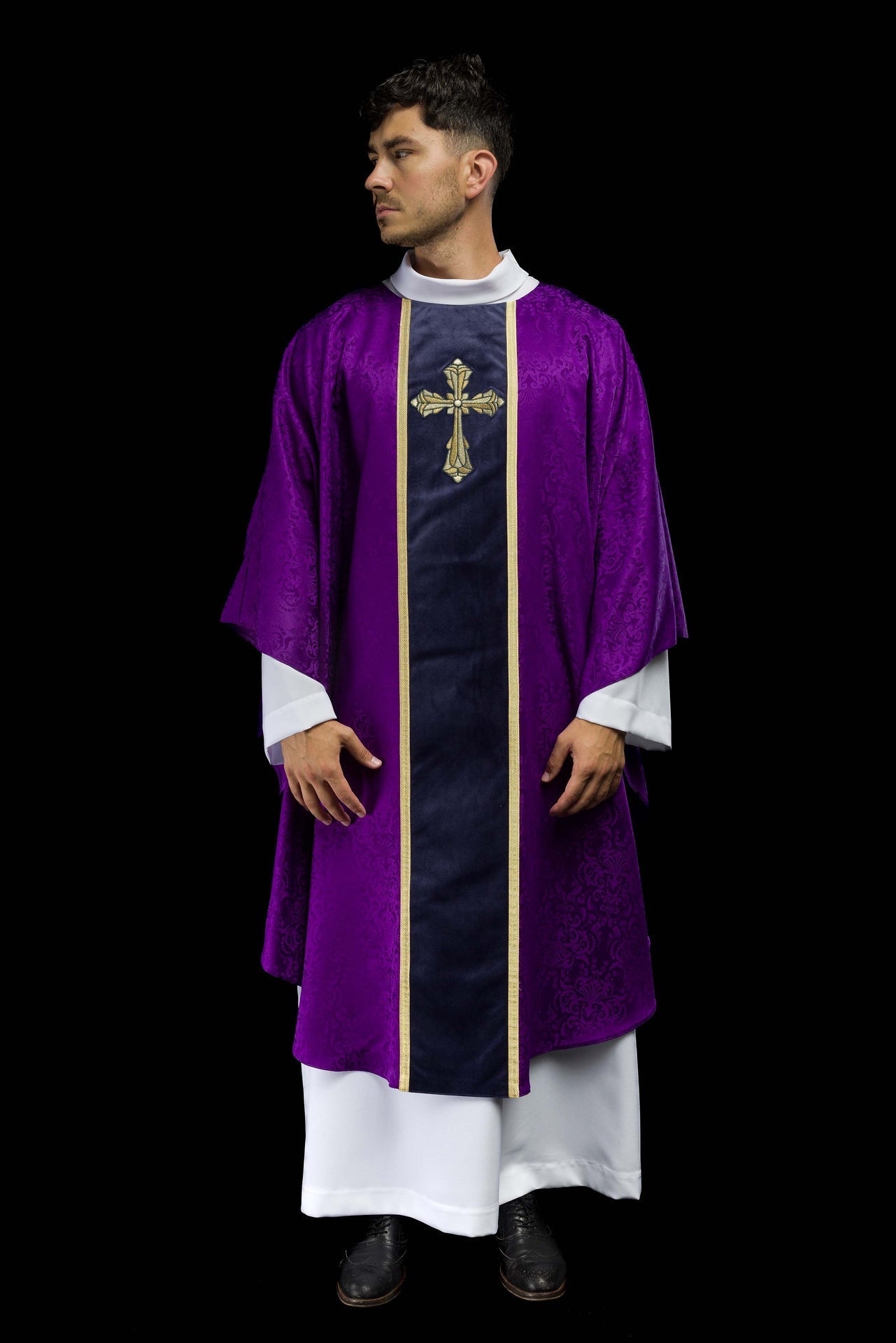 Liturgische violette Kasel mit Gürtel und Kreuzstickerei aus Jacquardstoff - MESSGEWANDER.DE