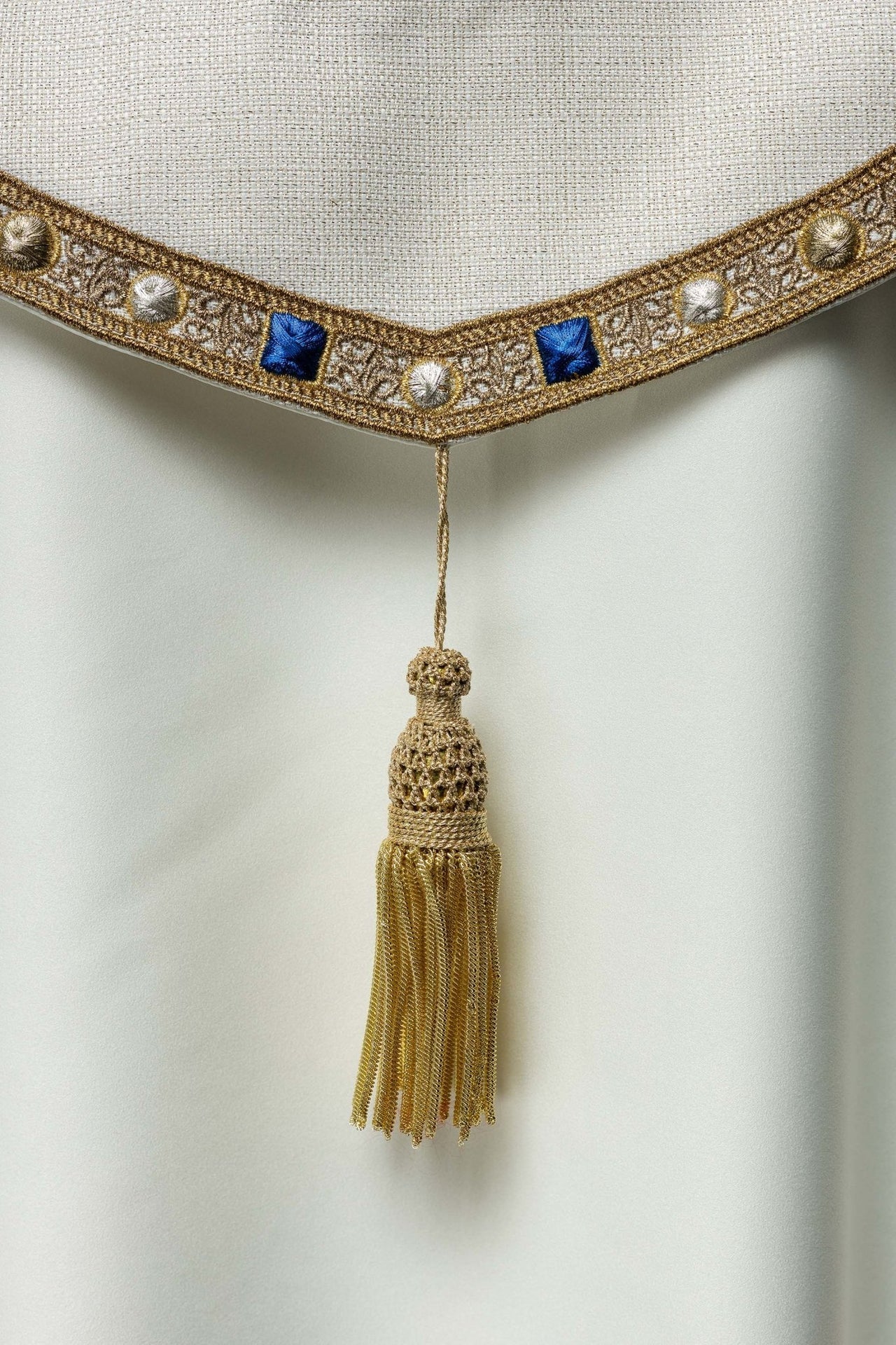 Liturgischer Rauchmantel mit gesticktem Marienwappen - MESSGEWANDER.DE