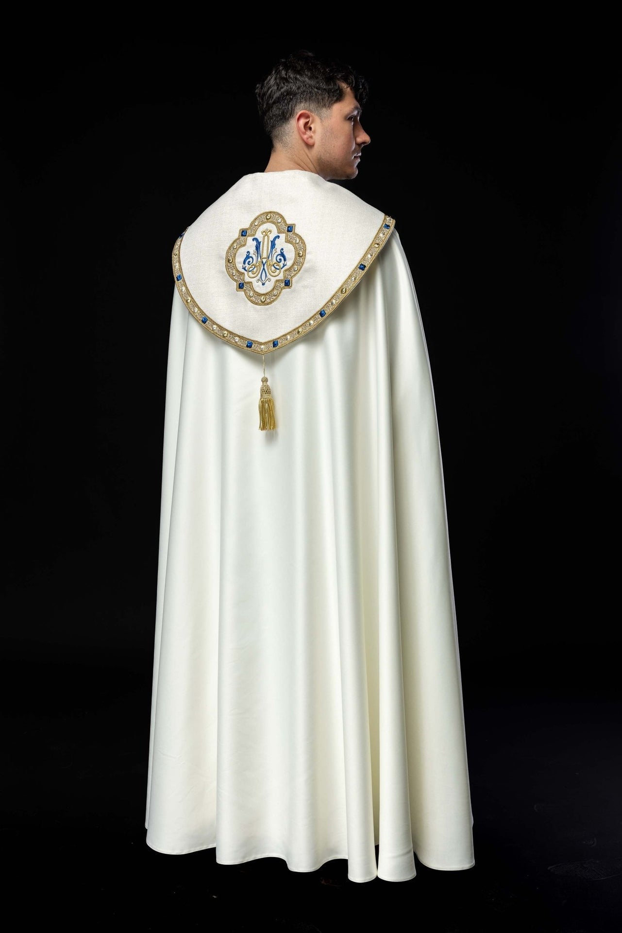 Liturgischer Rauchmantel mit gesticktem Marienwappen - MESSGEWANDER.DE