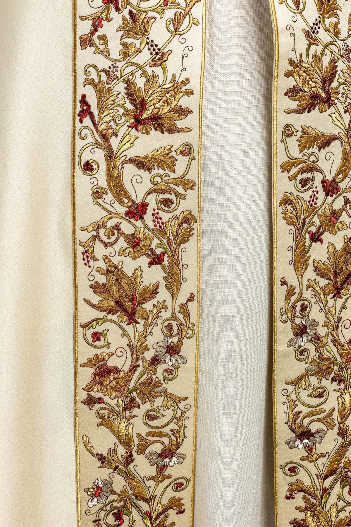 Liturgischer Umhang aus ecrufarbenem Satin mit goldener Stickerei IHS - MESSGEWANDER.DE