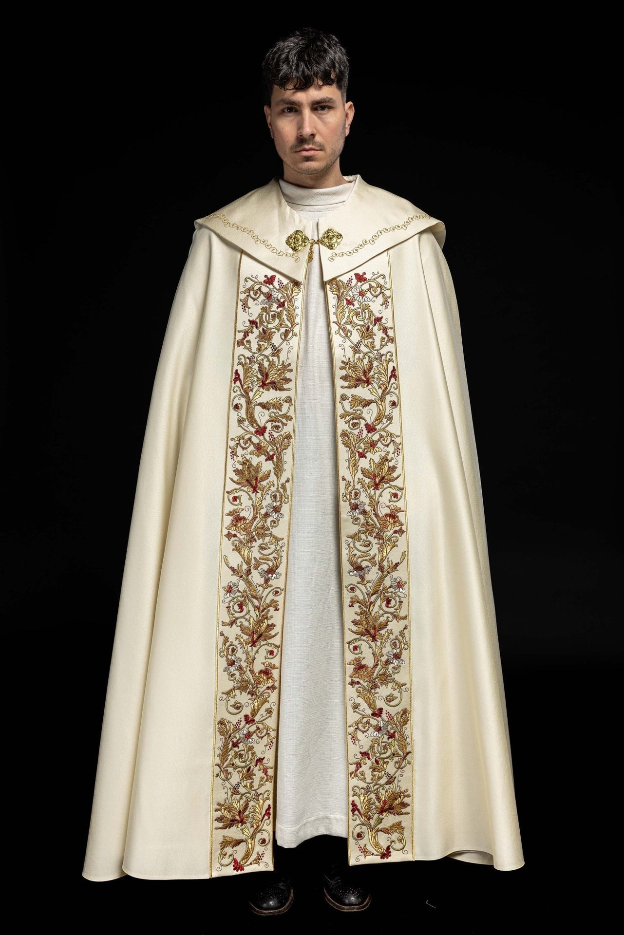 Liturgischer Umhang aus ecrufarbenem Satin mit goldener Stickerei IHS - MESSGEWANDER.DE