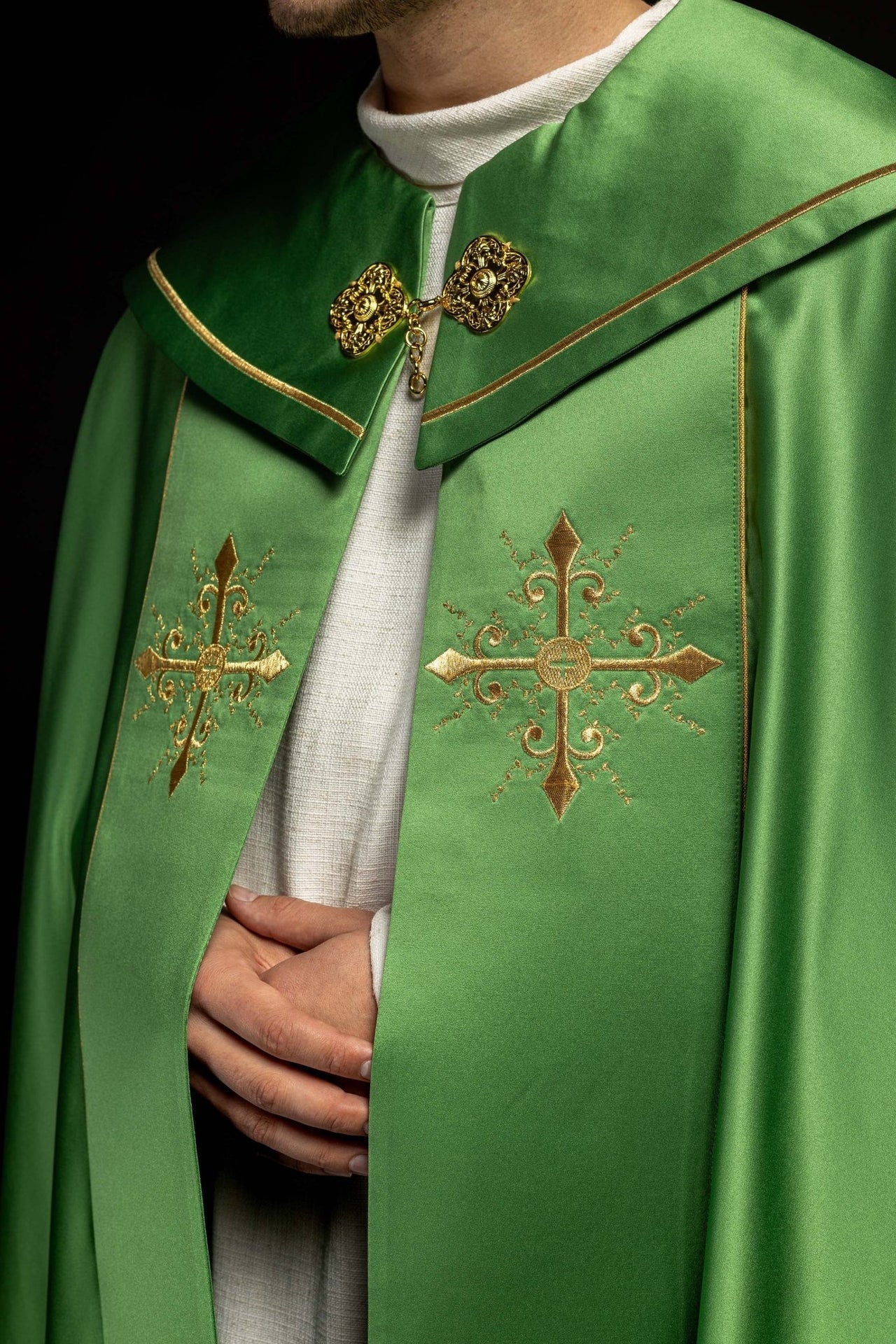 Liturgischer Umhang mit breitem gesticktem Gürtel aus Kreuzen in Grün - MESSGEWANDER.DE