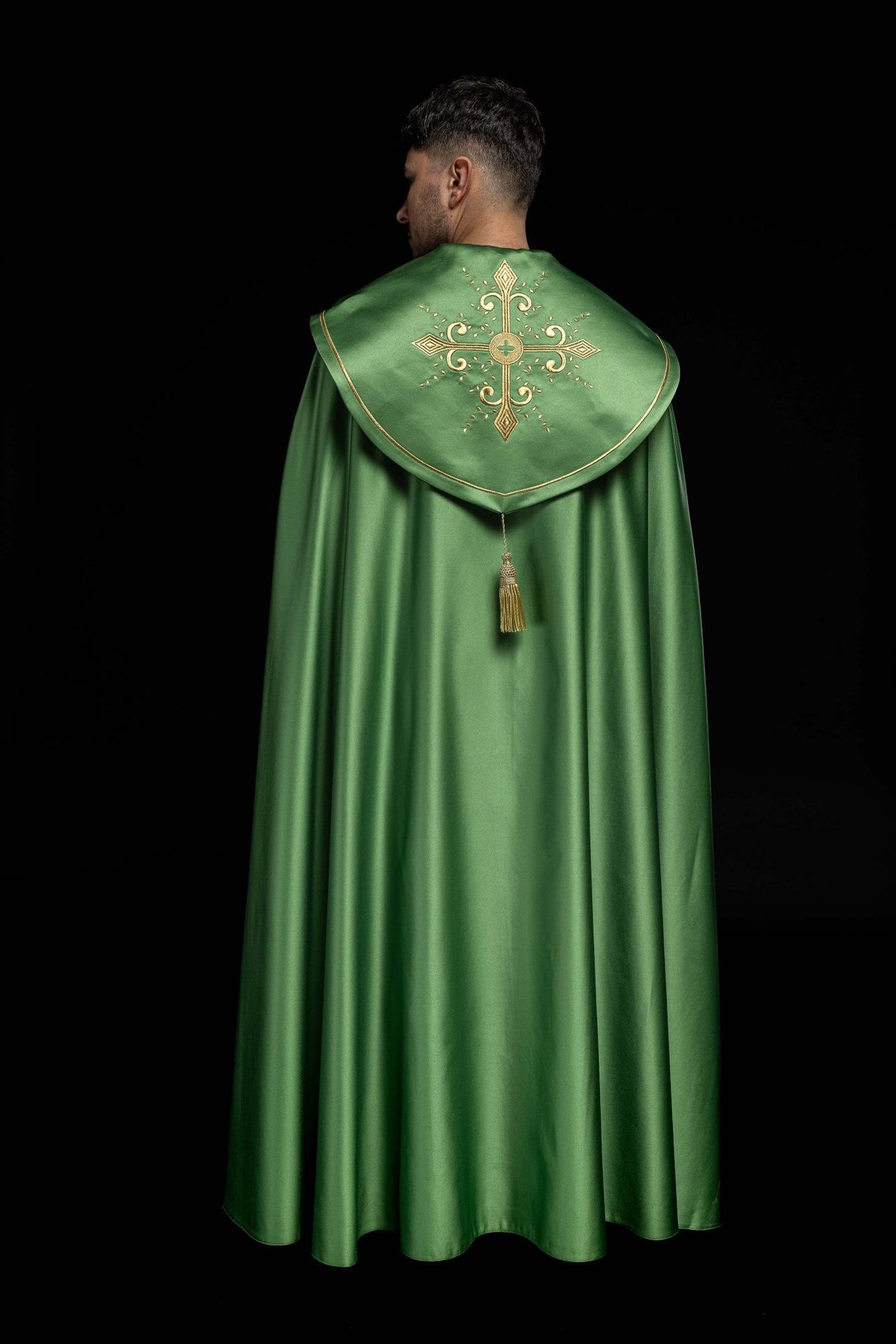 Liturgischer Umhang mit breitem gesticktem Gürtel aus Kreuzen in Grün - MESSGEWANDER.DE
