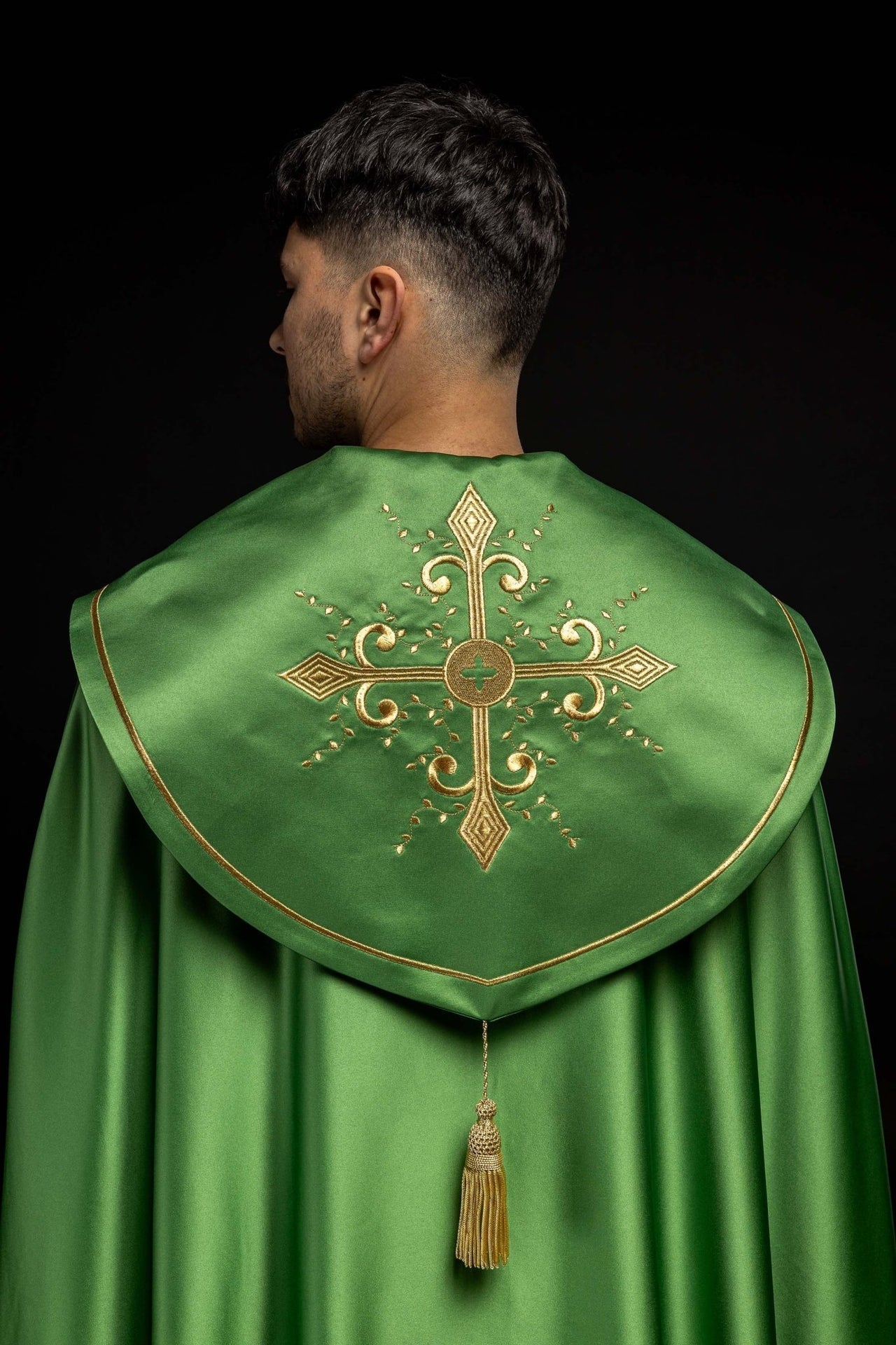 Liturgischer Umhang mit breitem gesticktem Gürtel aus Kreuzen in Grün - MESSGEWANDER.DE